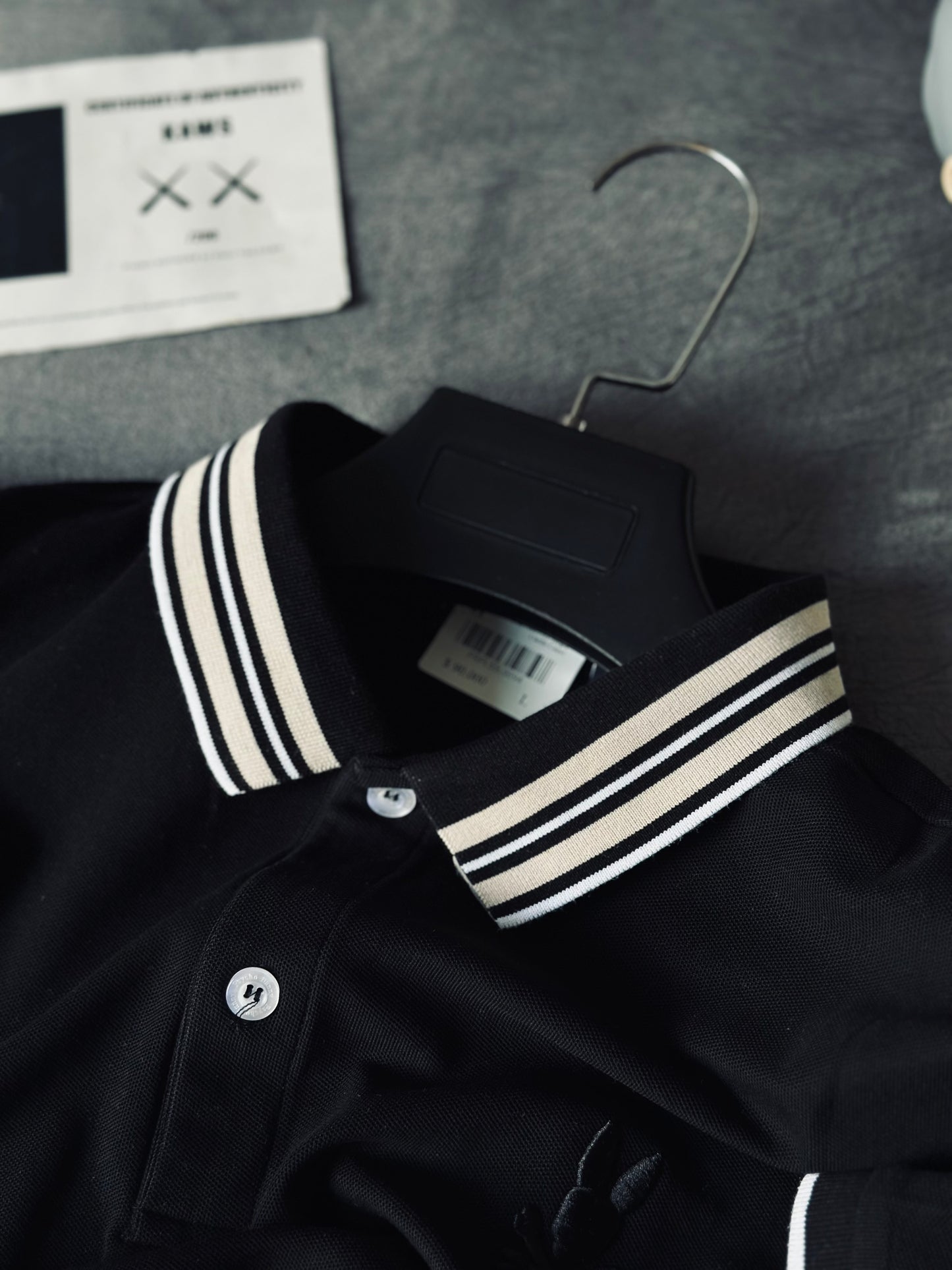 CAMISETA POLO PSY NEGRA CUELLO CAQUI