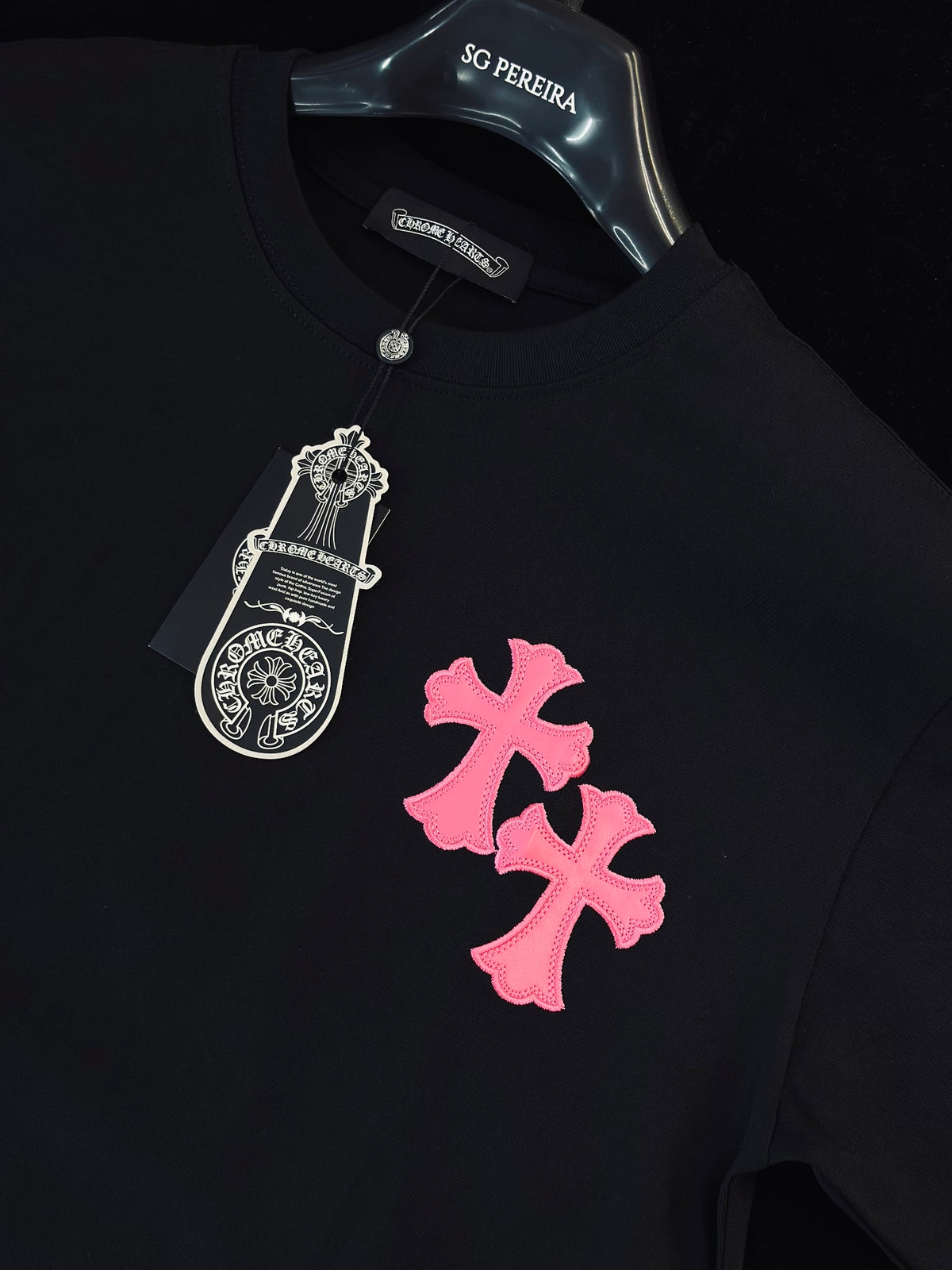 CAMISETA OVERSIZE CHR NEGRA CRUCES ROSADAS