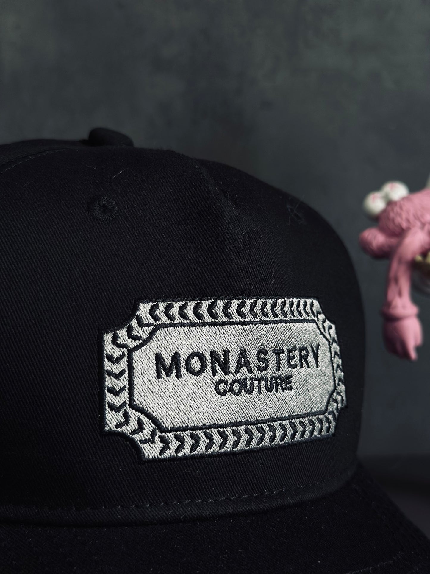 GORRA PREMIUM MON NEGRA CUADRO GRIS COUT