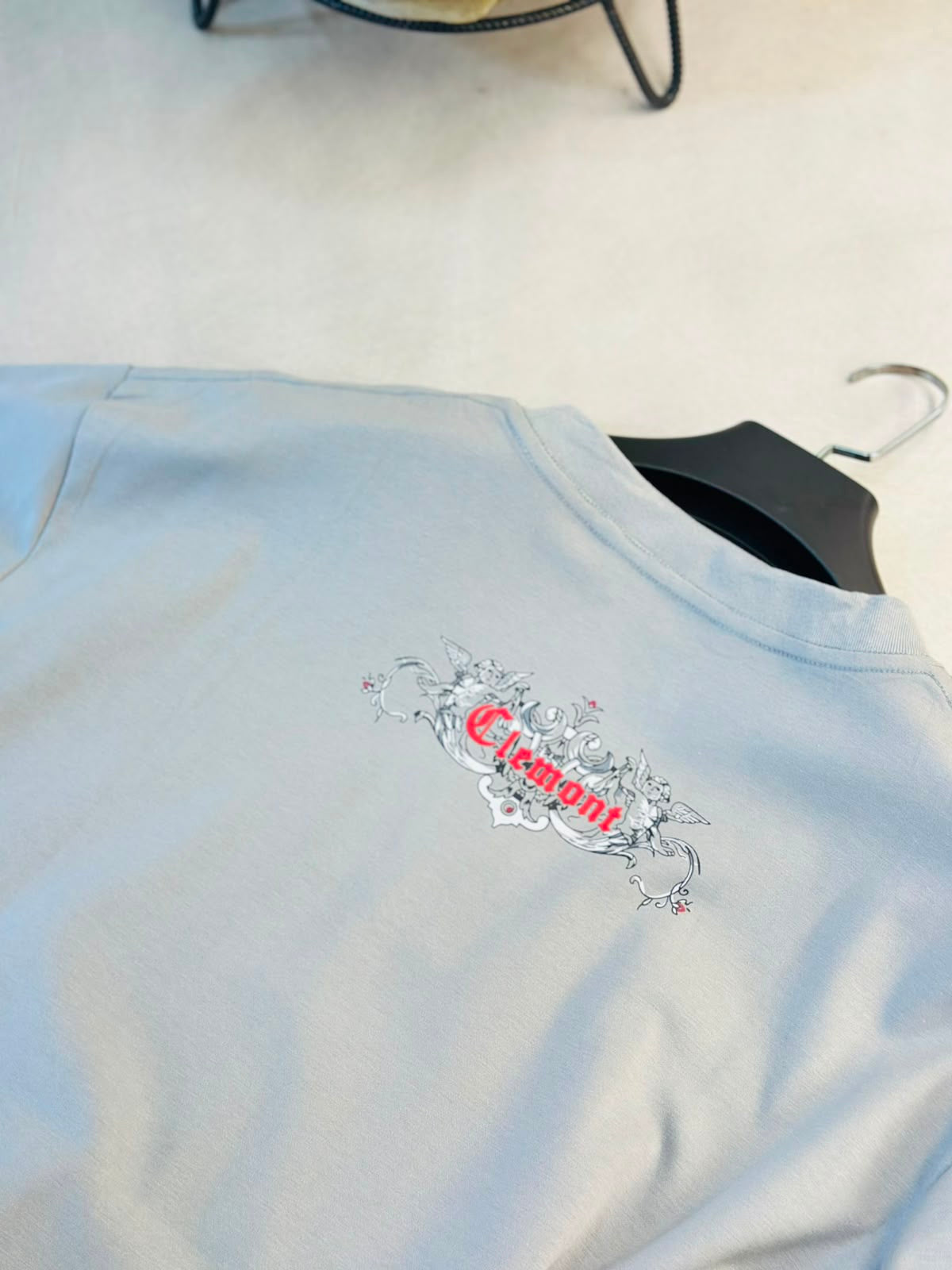 CAMISETA SLIM CLE GRIS CLE GOMA ROJA