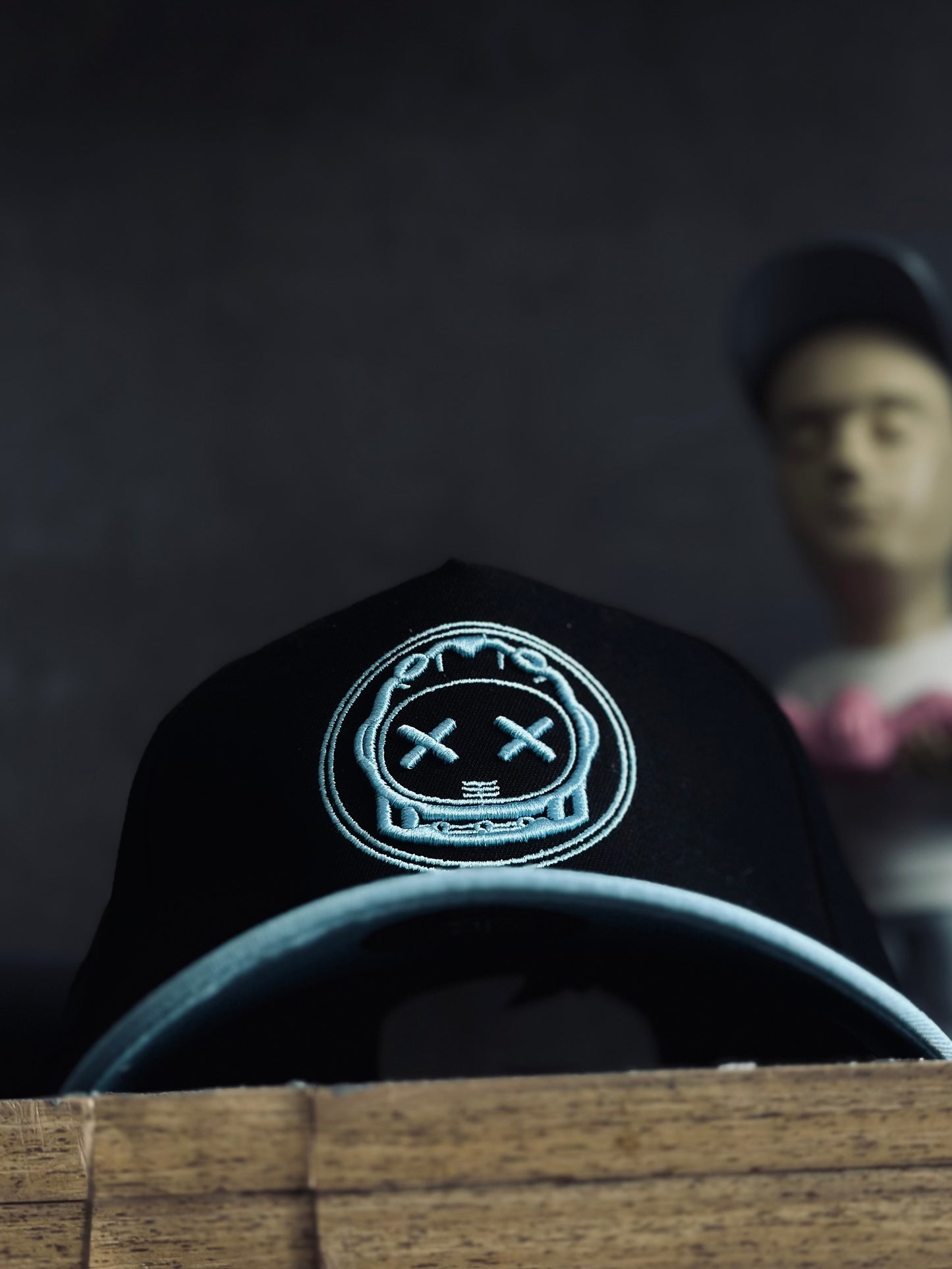 GORRA PREMIUM MON NEGRA LOGO VISERA AZUL