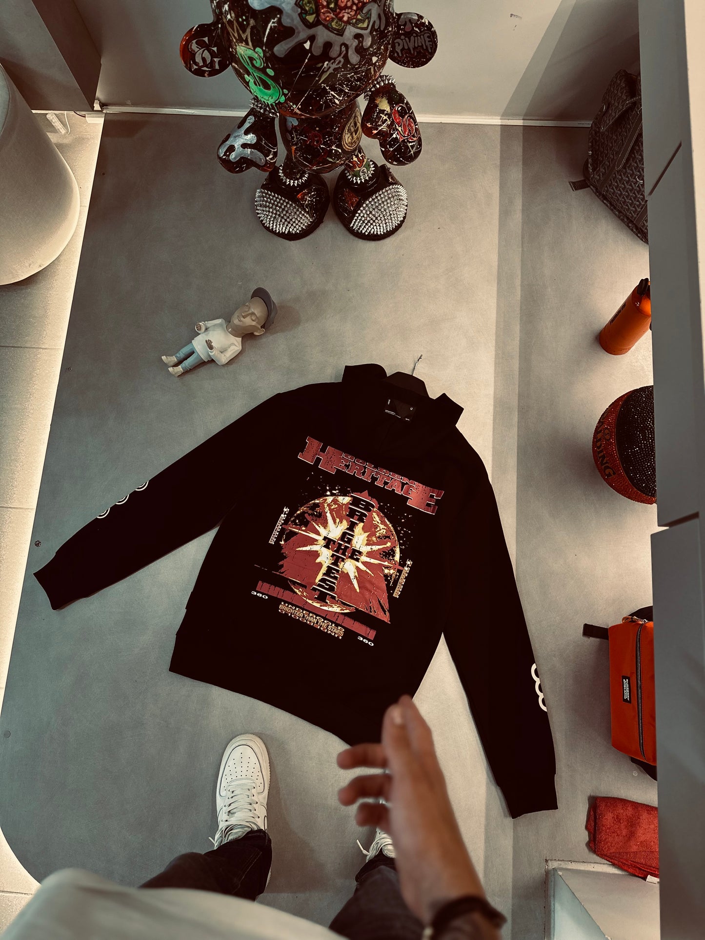 HOODIE UND NEGRO ESFERA TRASERA