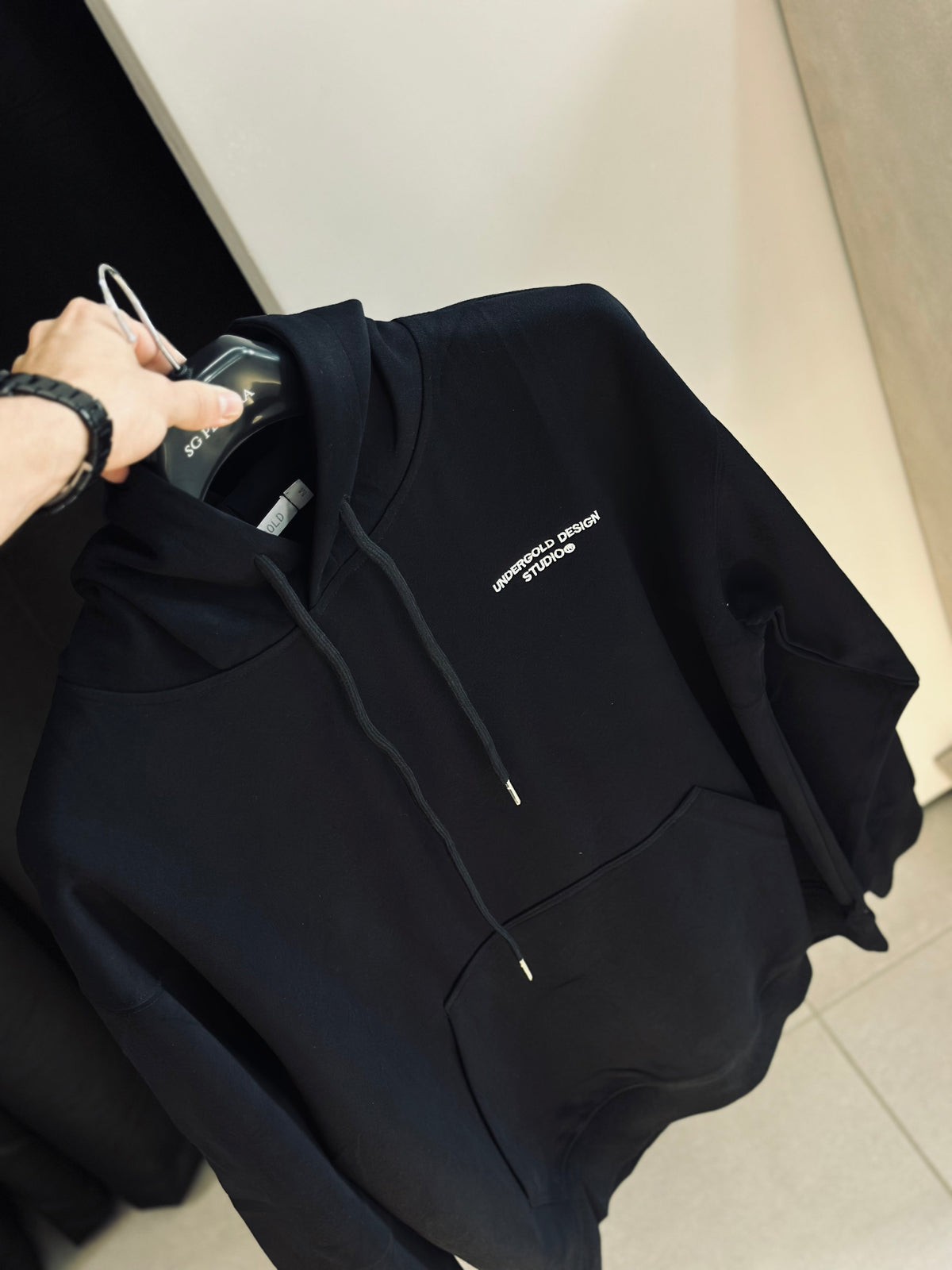 HOODIE UND NEGRO CLASICO UND BLANCO