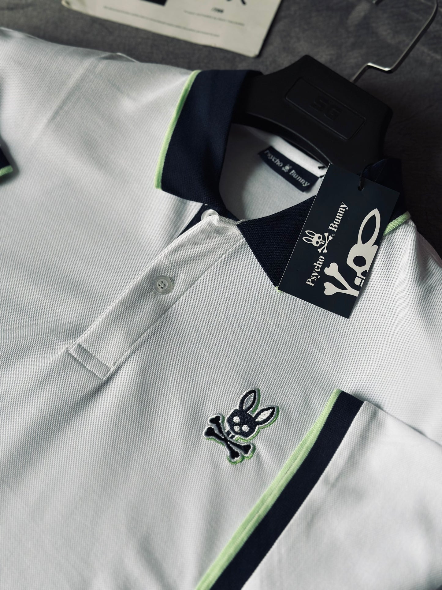 CAMISETA POLO PSY BLANCA CUELLO AZUL