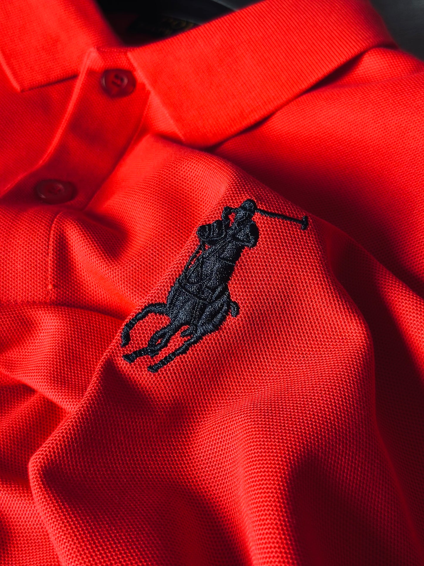CAMISETA POLO RAL ROJA TEJIDO NEGRO