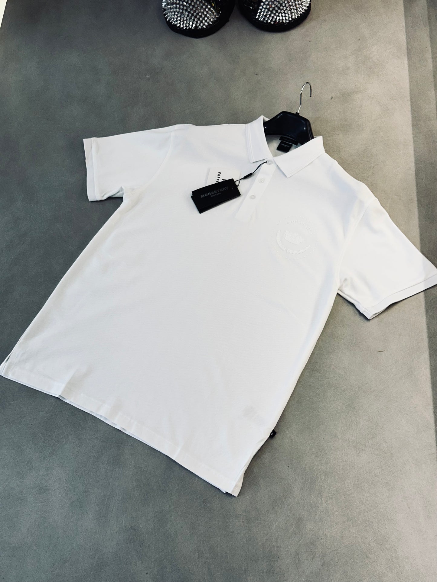 CAMISETA POLO MON BLANCA CORONA ENGOMADA