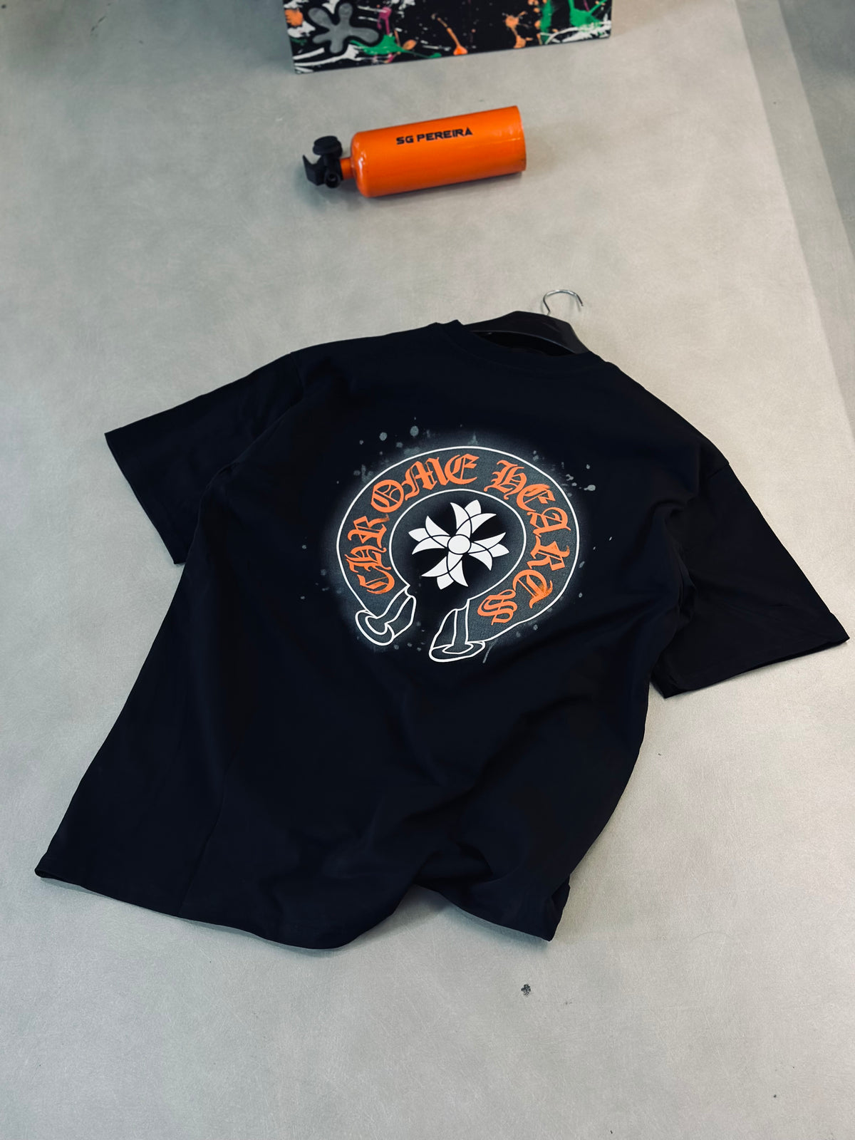 CAMISETA OVERSIZE CHR NEGRA LETRA NARANJA