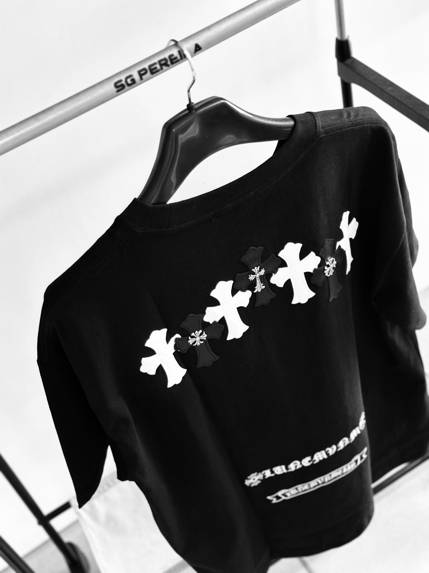 CAMISETA OVERSIZE CHR NEGRA CRUCES CUERINA PLACA MET