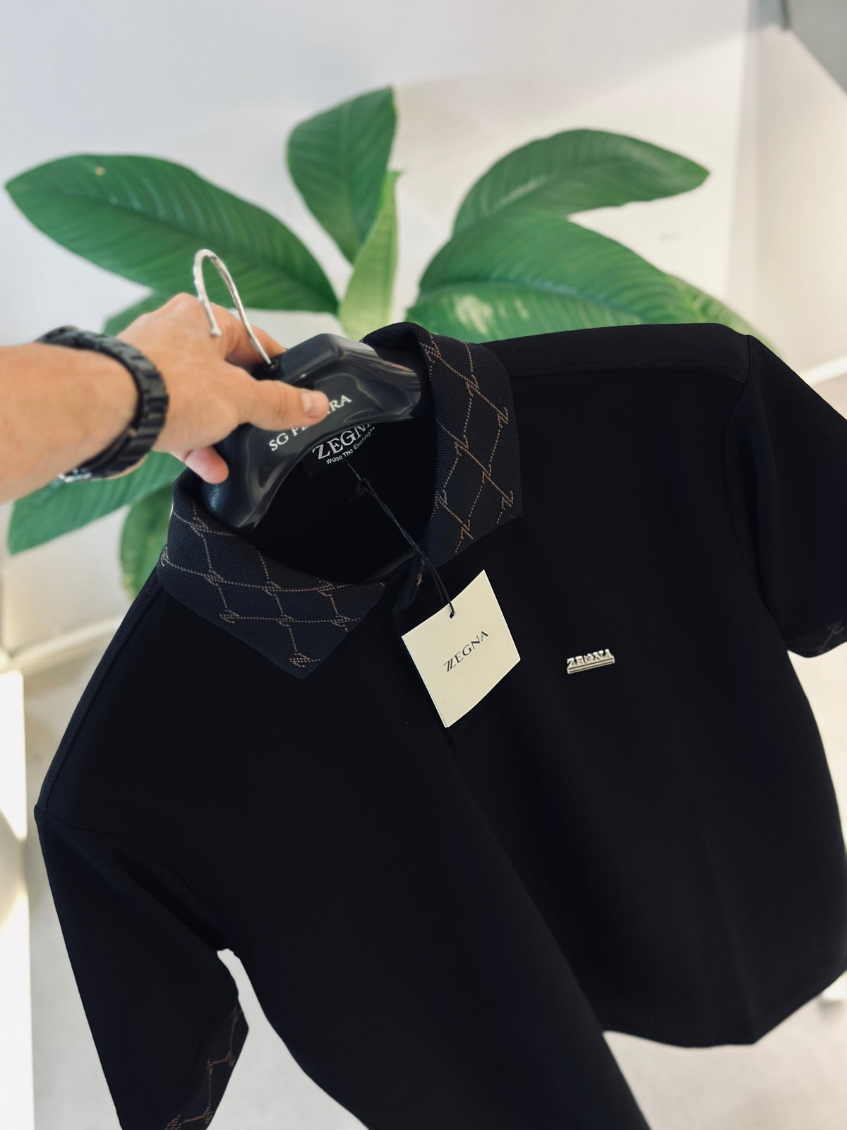CAMISETA POLO ZEG NEGRA PLACA MET
