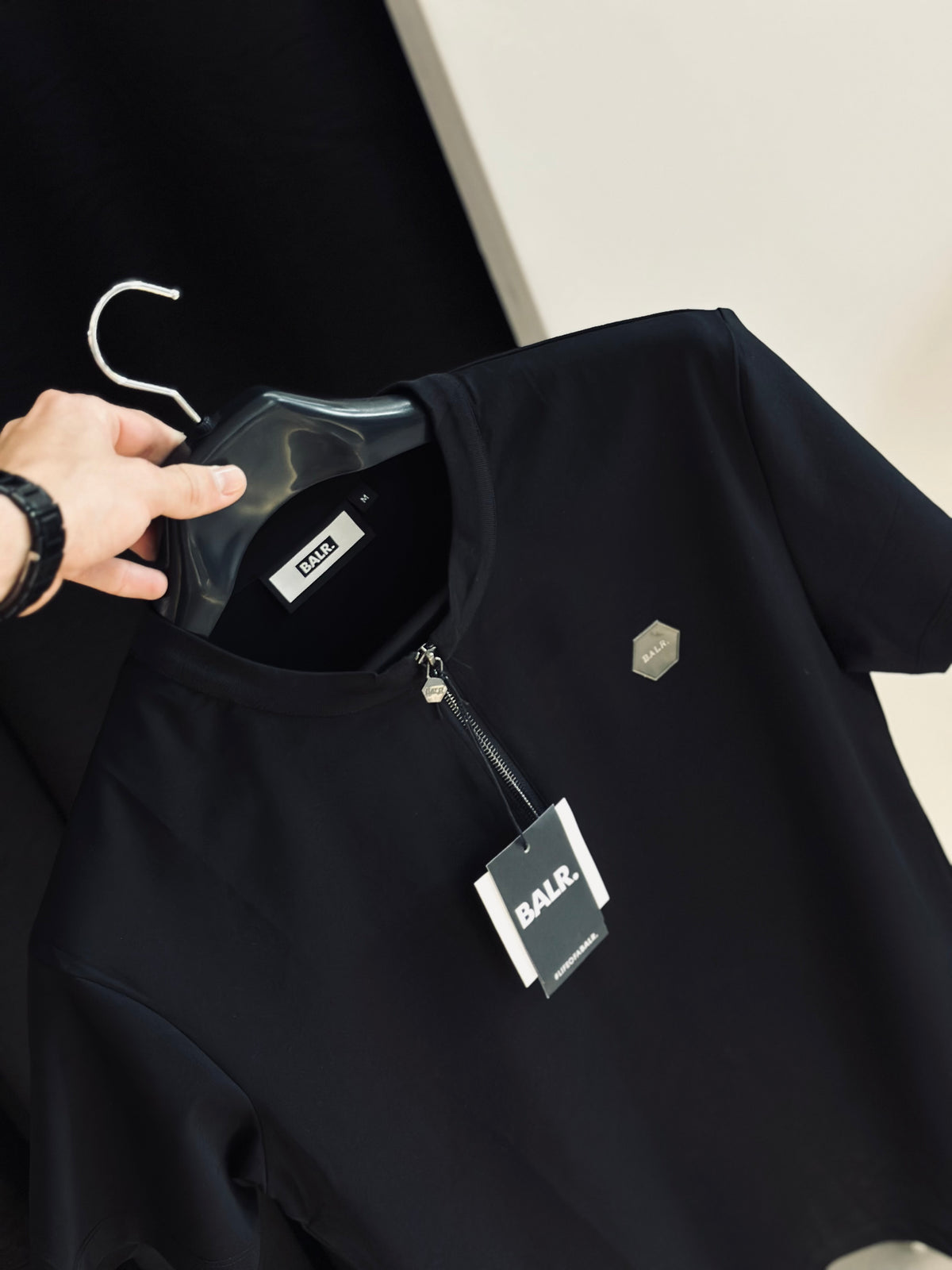 CAMISETA SLIM BAL NEGRA CREMALLERA PLACA
