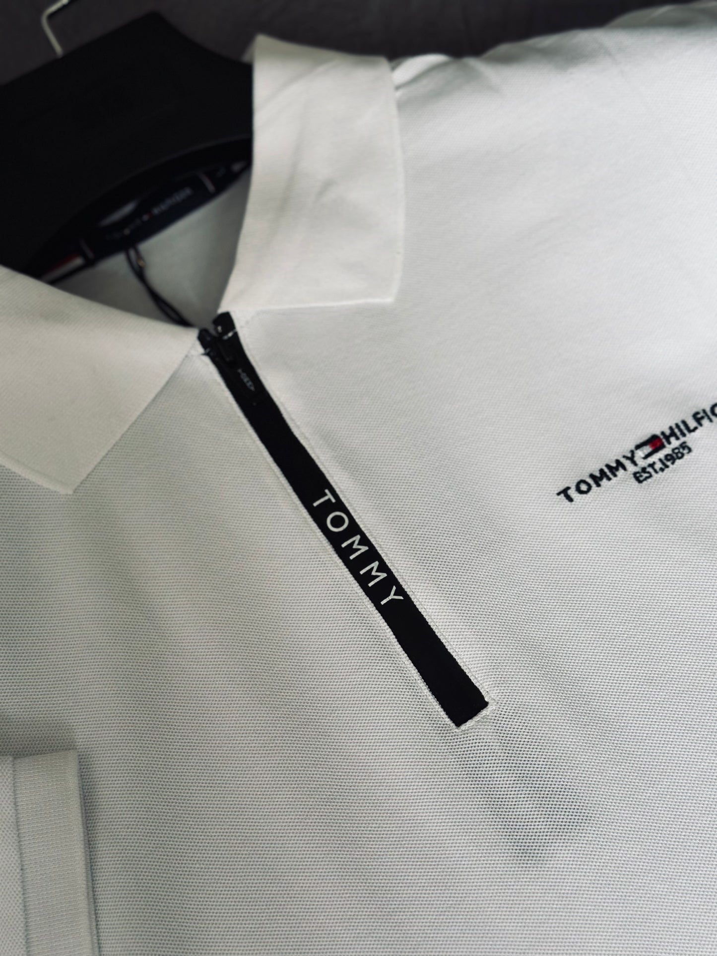 CAMISETA POLO TOM BLANCA CREMALLERA NEGRA