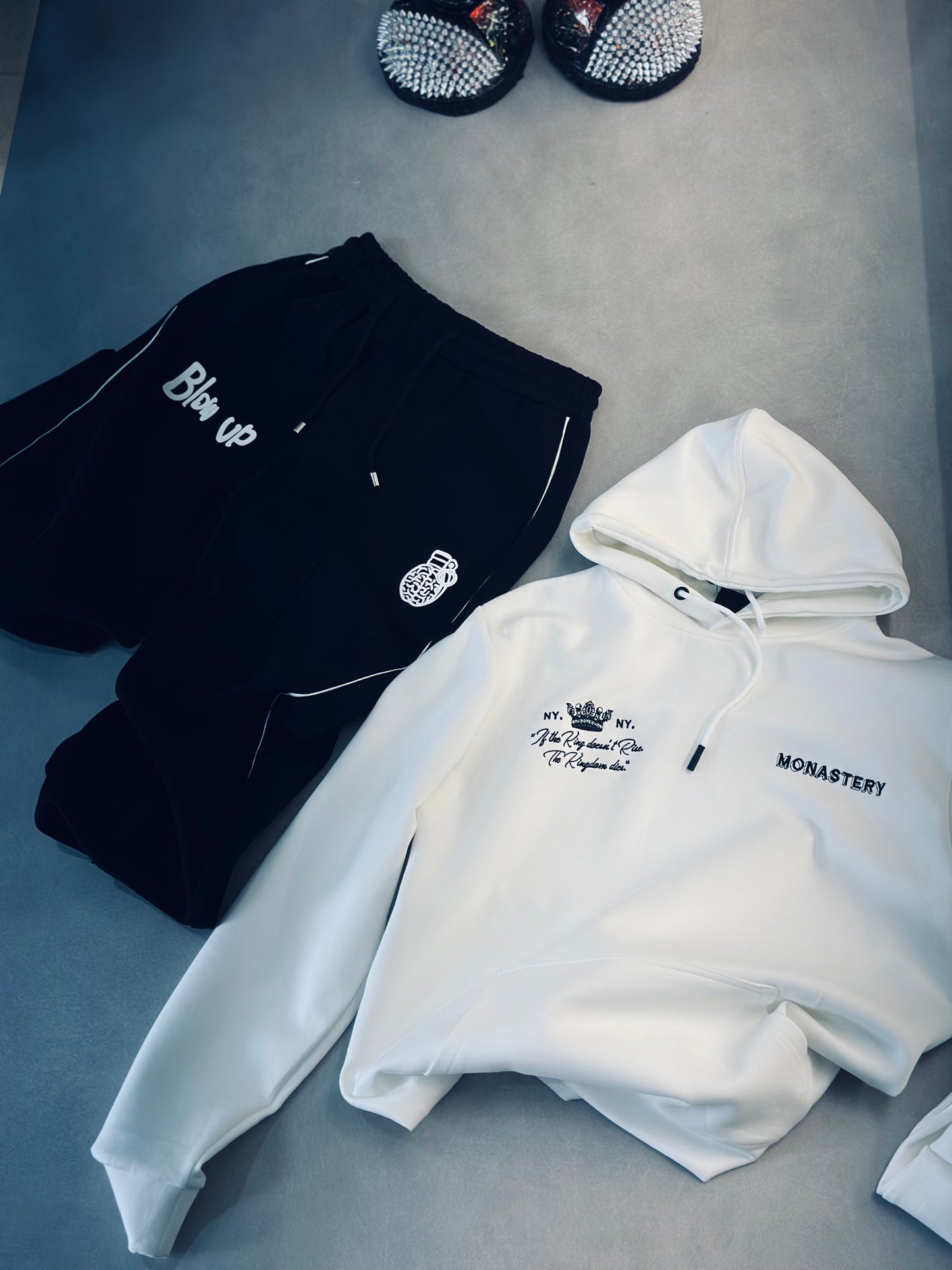 SUDADERA BLO NEGRA GRANADA BLANCA