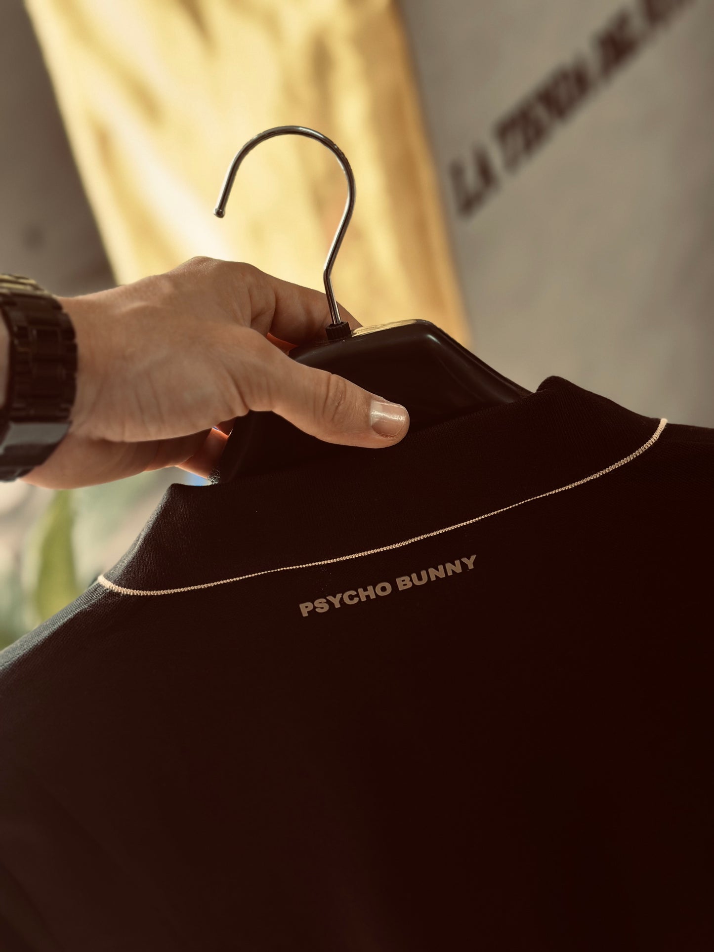 CAMISETA POLO PSY NEGRA LOGO GAMUSA