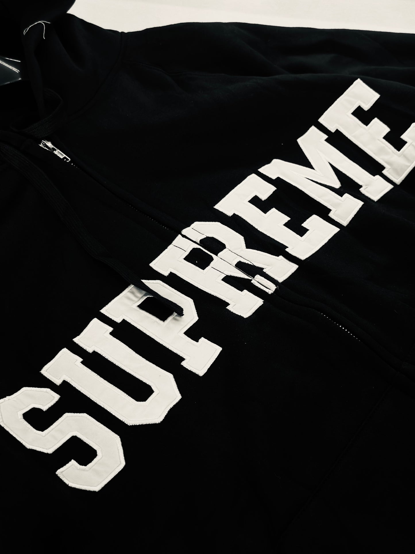 CHAQUETA SUP NEGRA LETRA SUP BLANCA