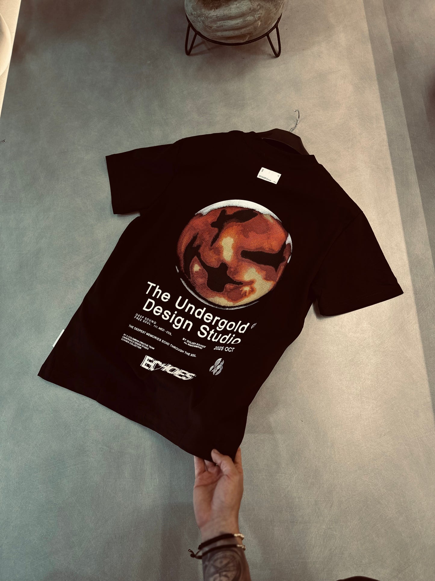 CAMISETA SLIM UND NEGRA ESFERA FUEGO