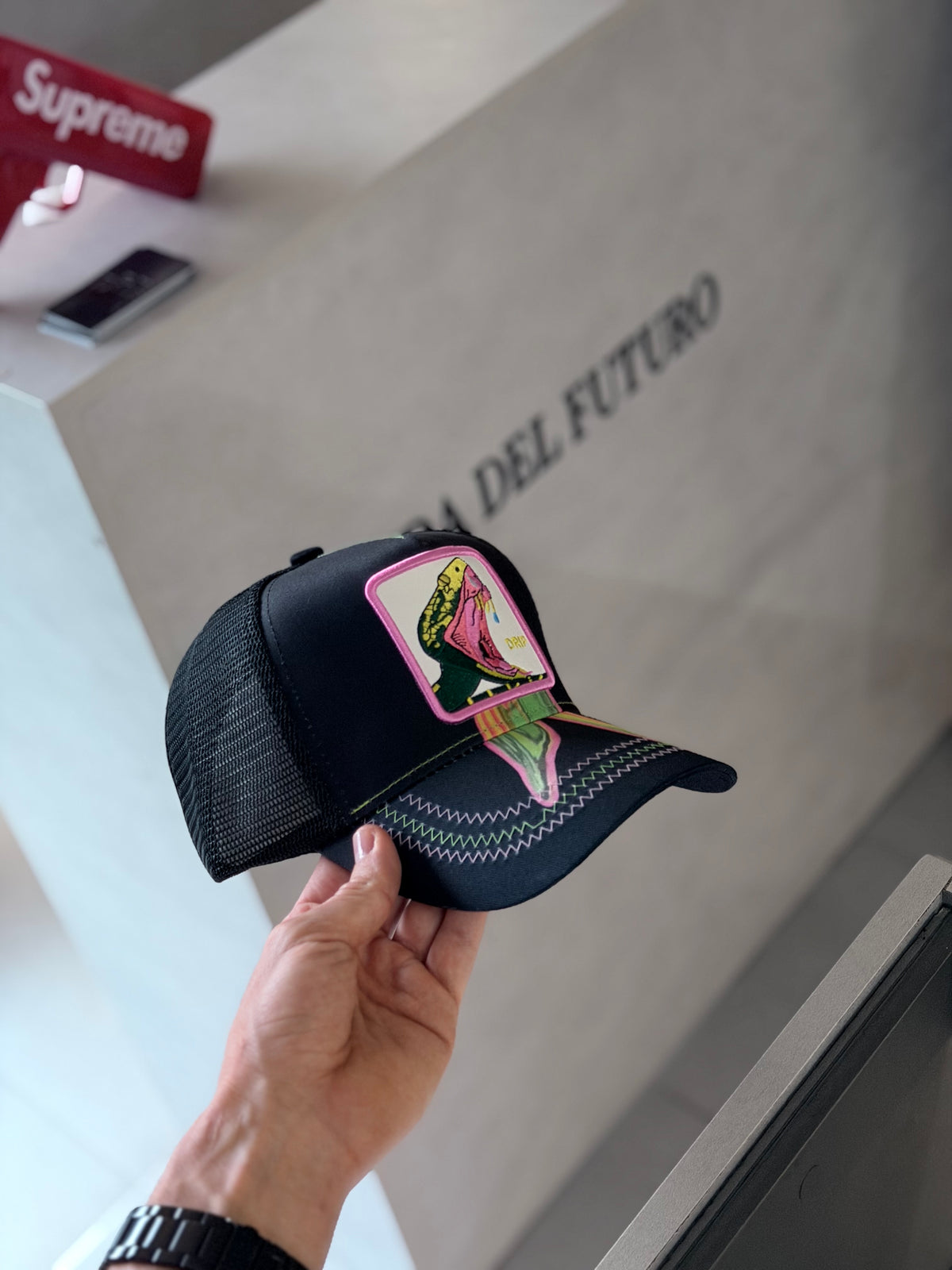 GORRA GOO NEGRA SERPIENTE BOCA