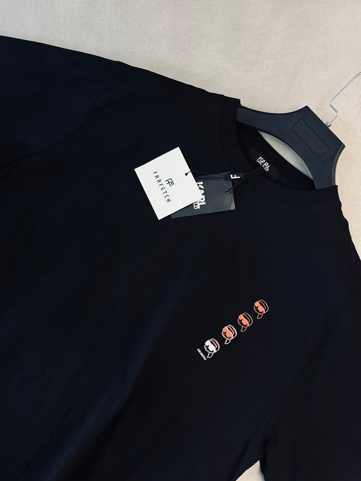 CAMISETA SLIM KAR NEGRA LOGO NARANJA