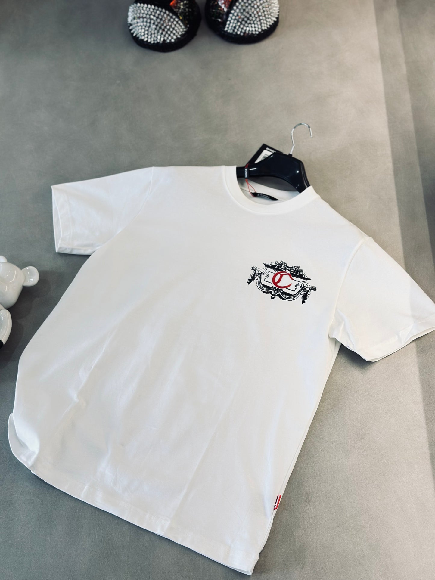 CAMISETA SLIM CLE BLANCA C ROJA ESCUDO