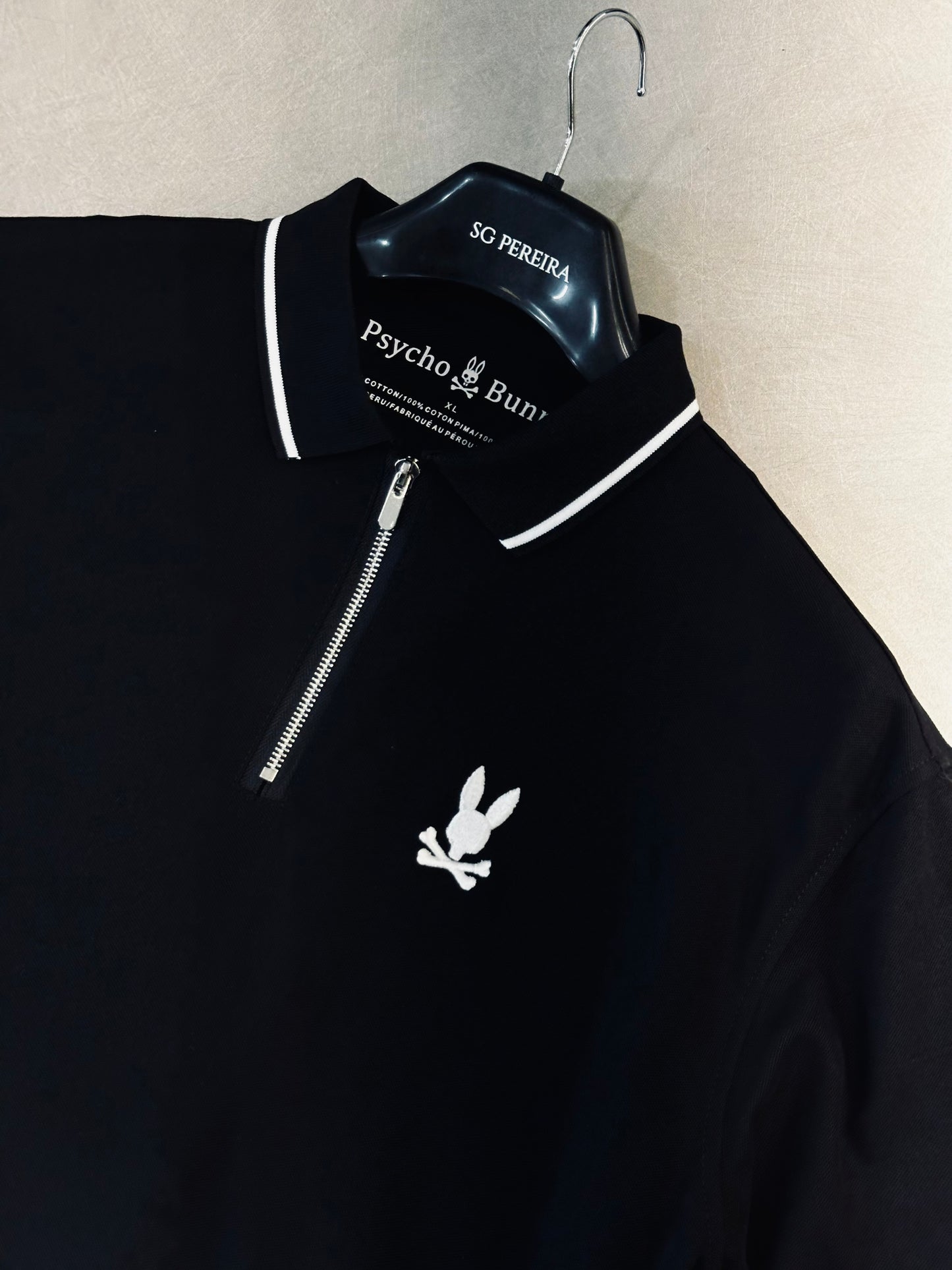 CAMISETA POLO PSY NEGRA CREMALLERA CONEJO BLANCO