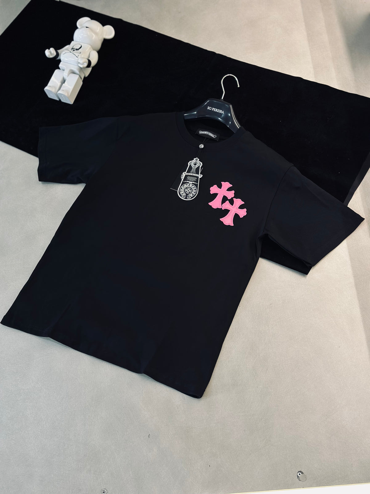 CAMISETA OVERSIZE CHR NEGRA CRUCES ROSADAS