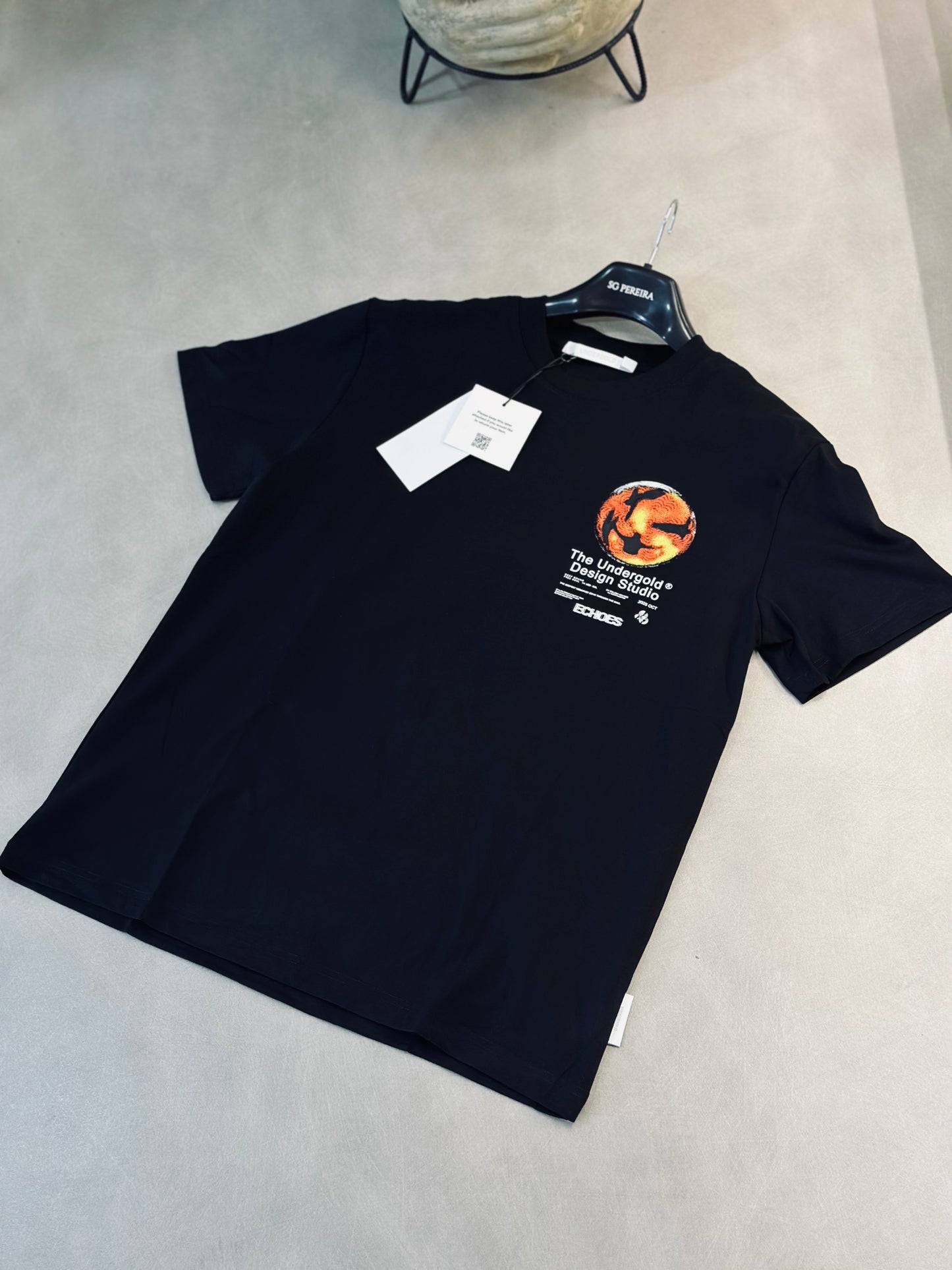 CAMISETA SLIM UND NEGRA ESFERA FUEGO