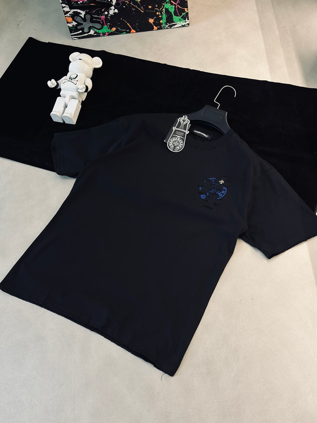 CAMISETA OVERSIZE CHR NEGRA LOGO AZUL CRUCES NEGRA