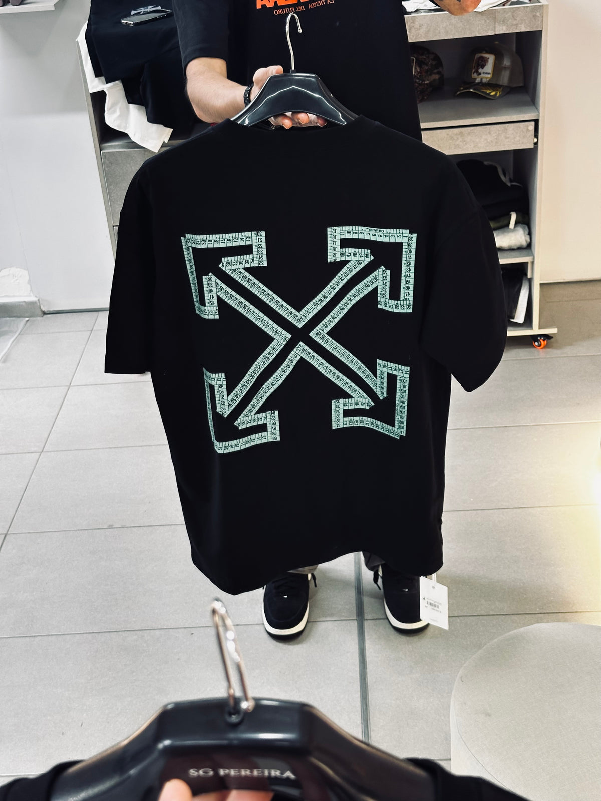CAMISETA OVERSIZE OFF NEGRA "X" METRO VERDE