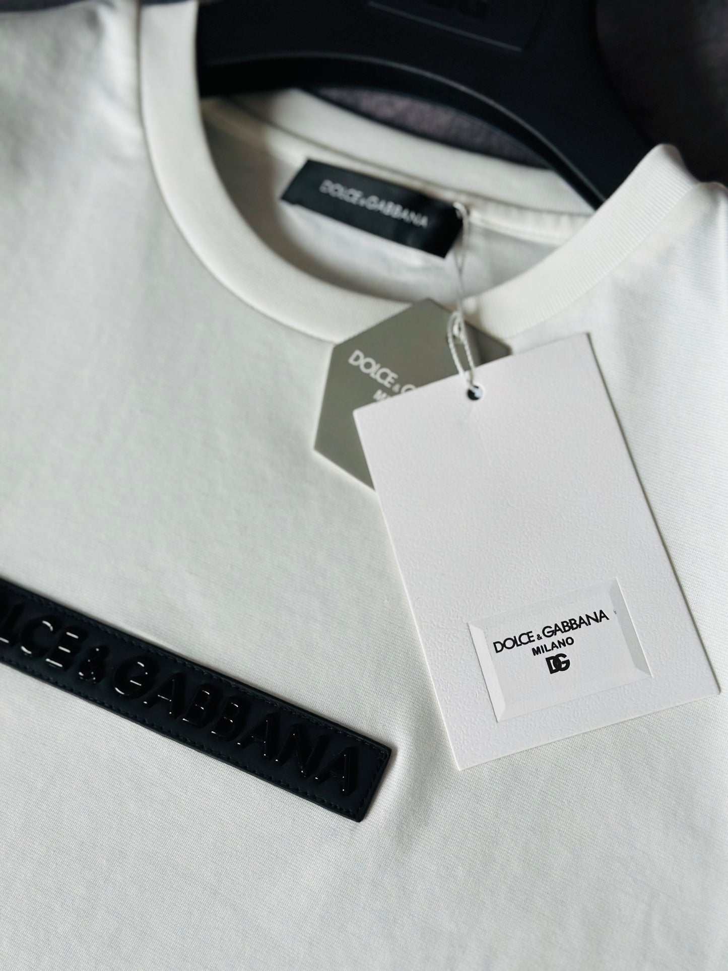 CAMISETA SLIM DOL BLANCA PLACA DELANTERA