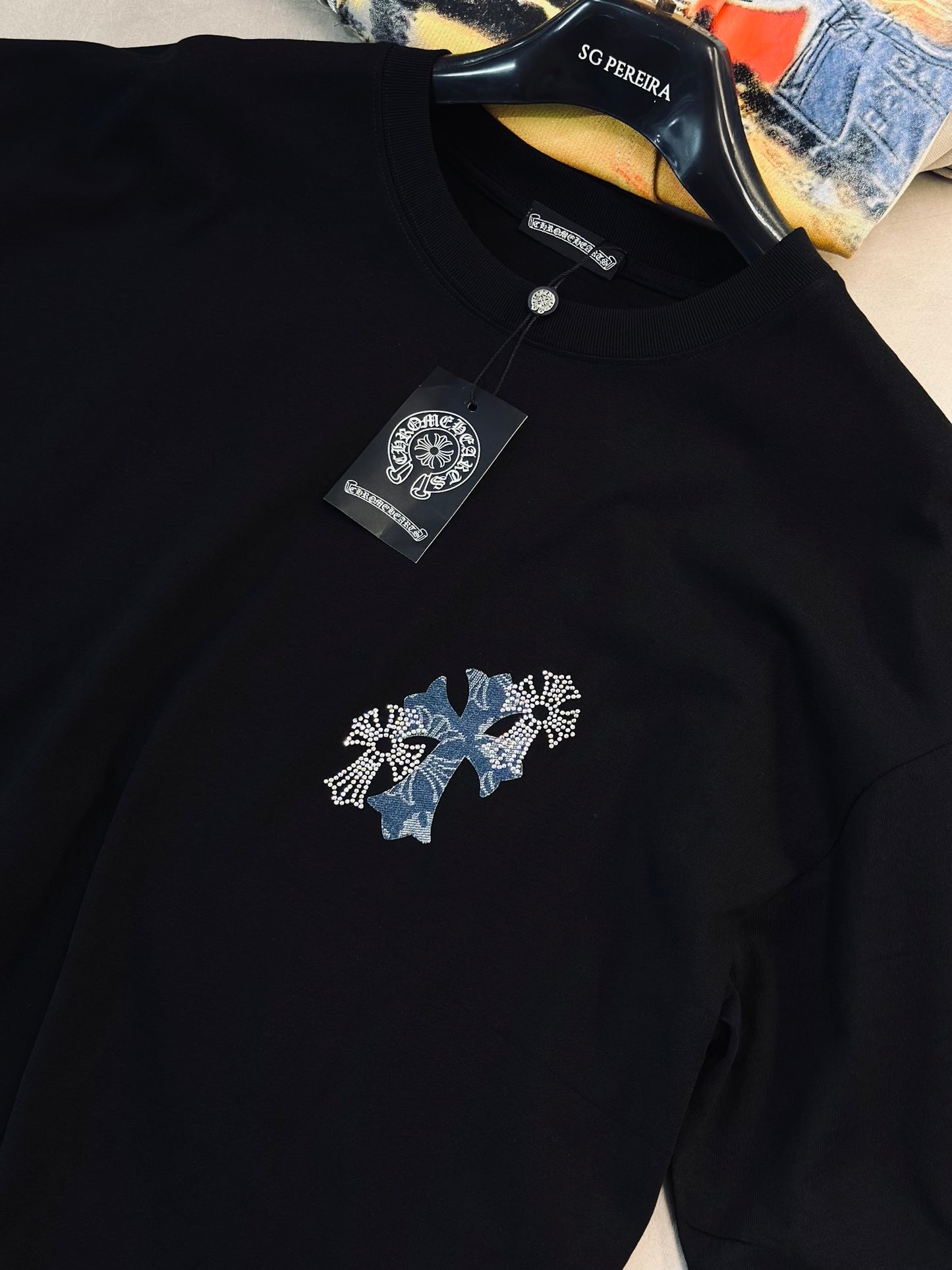 CAMISETA OVERSIZE CHR NEGRA CRUZ AZUL RHINESTONE
