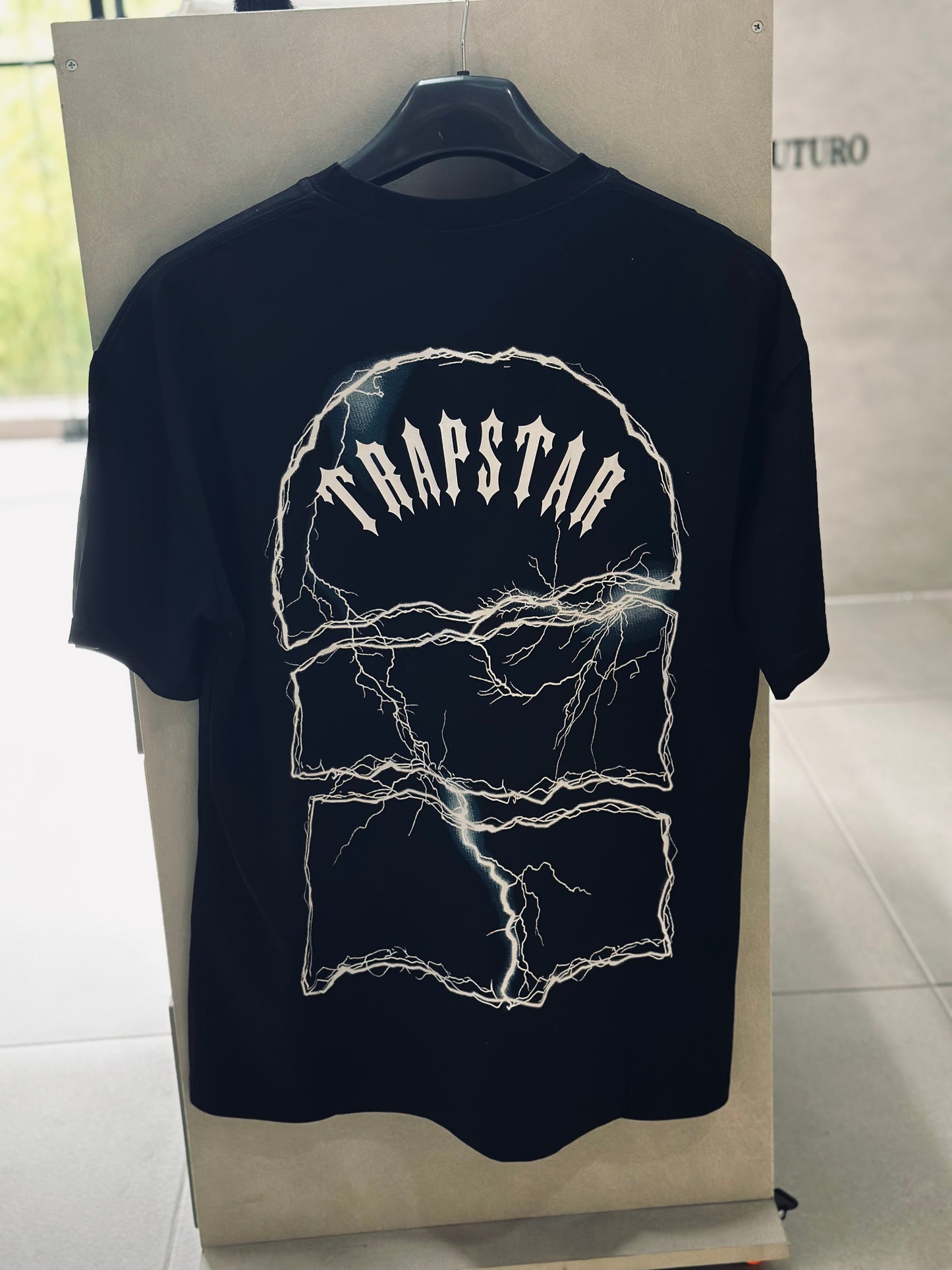 CAMISETA OVERSIZE TRA NEGRA "T" FRONTAL