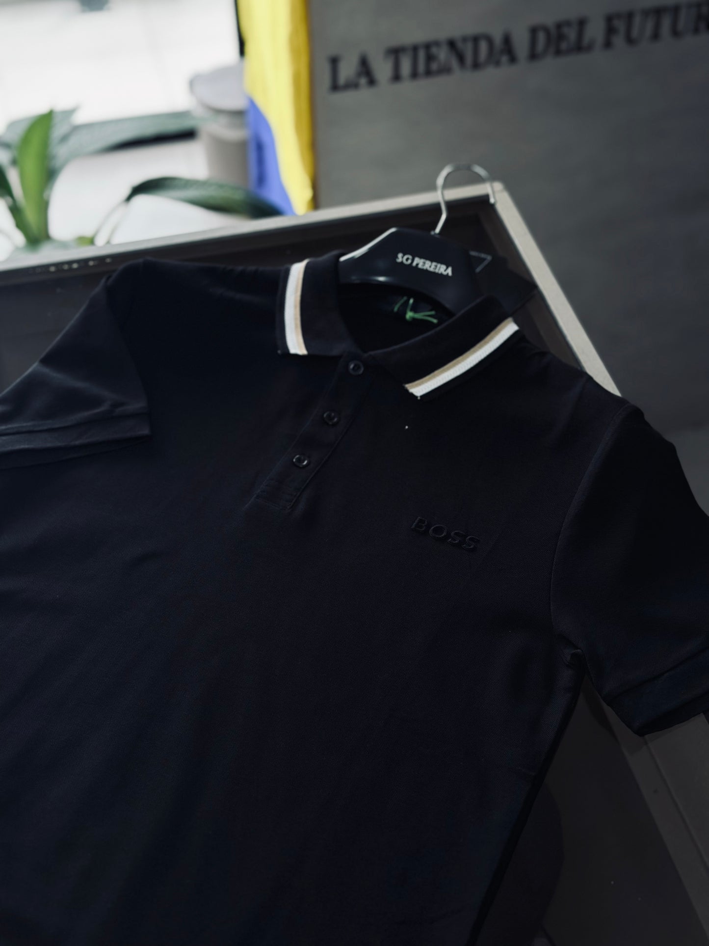 CAMISETA POLO BOS NEGRA CUELLO CAF/BLAN