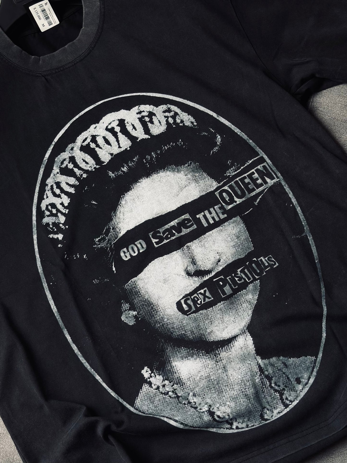 CAMISETA OVERSIZE SAI GRIS OSCURO GOD SAVE
