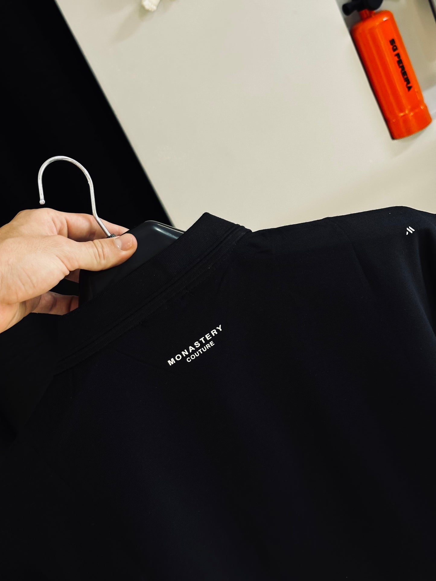 CAMISETA POLO MON NEGRA CORONA ENGOMADA