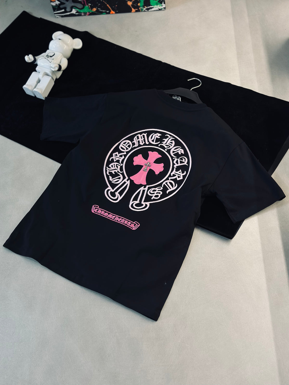 CAMISETA OVERSIZE CHR NEGRA CRUCES ROSADAS