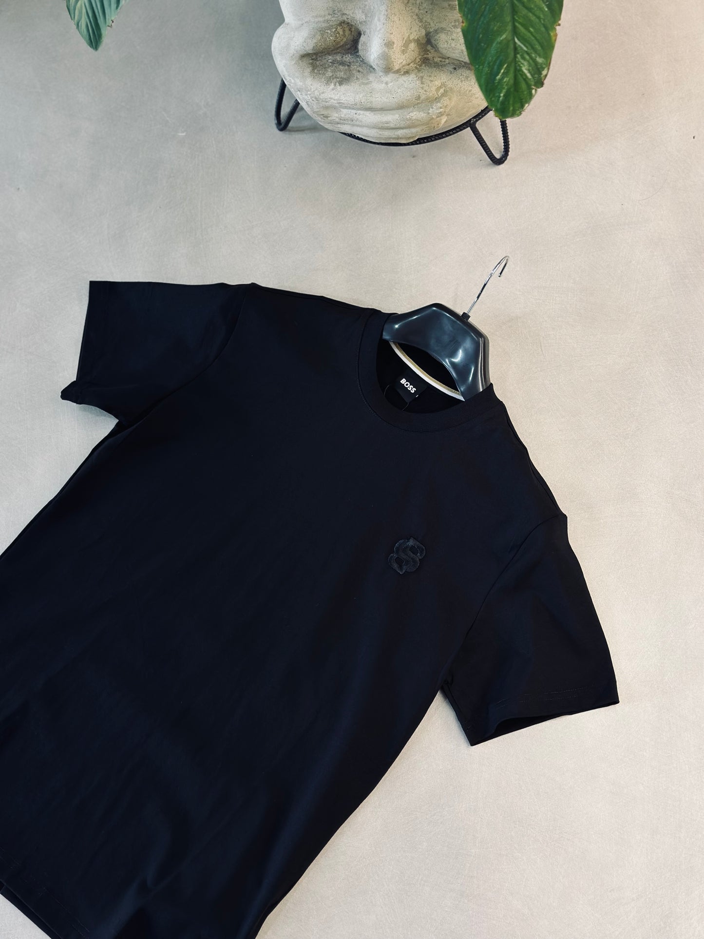 CAMISETA SLIM BOS NEGRA BB CRUZADO
