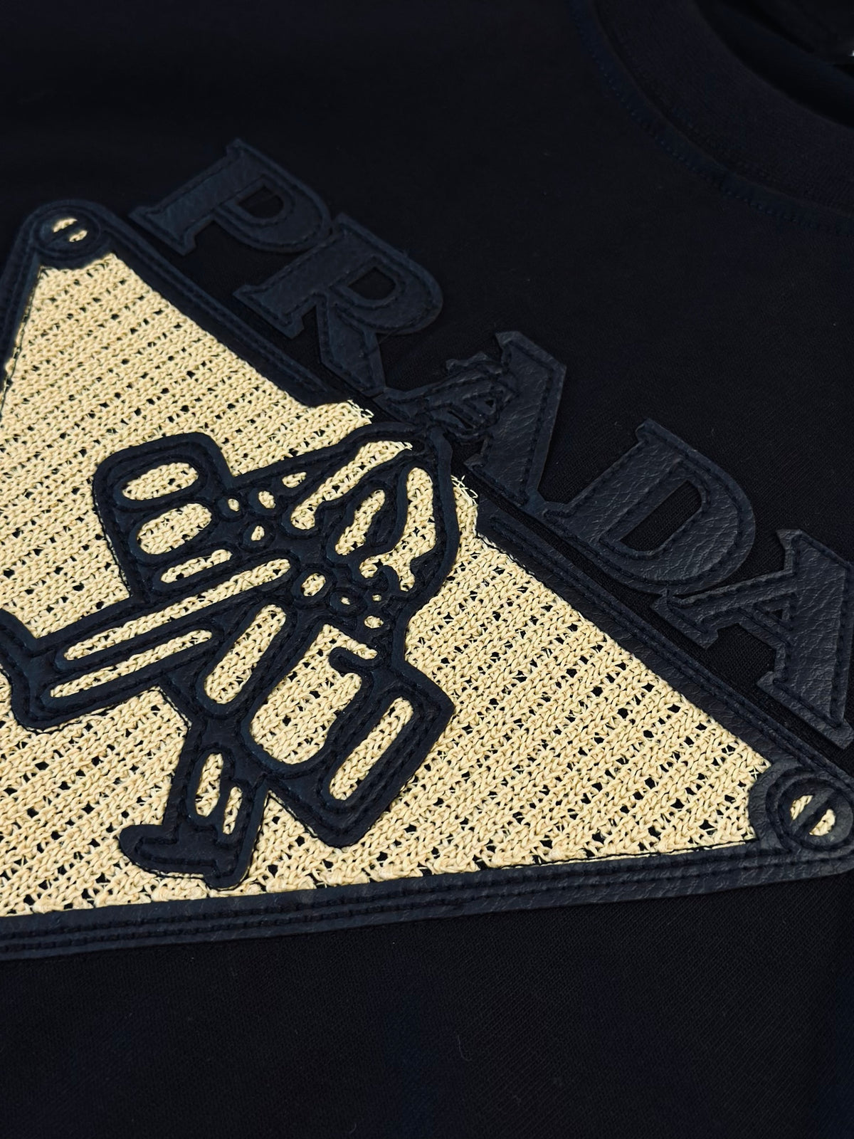 CAMISETA SEMI OVERSIZE PRA NEGRA TRIANGULO TEJIDO