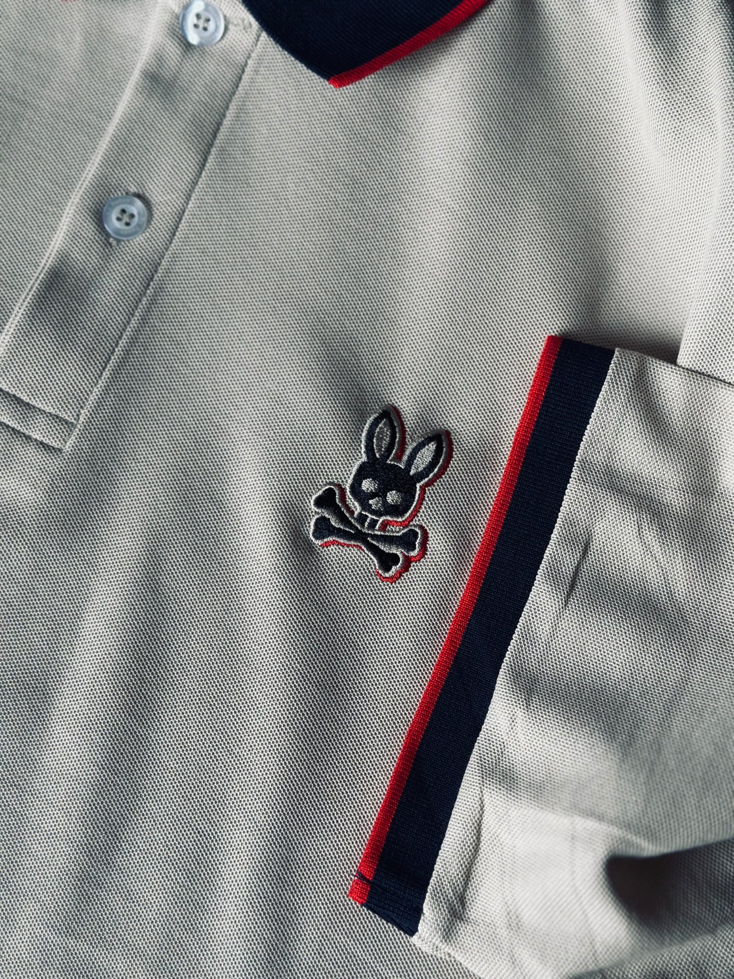 CAMISETA POLO PSY CAQUI BORDE ROJO