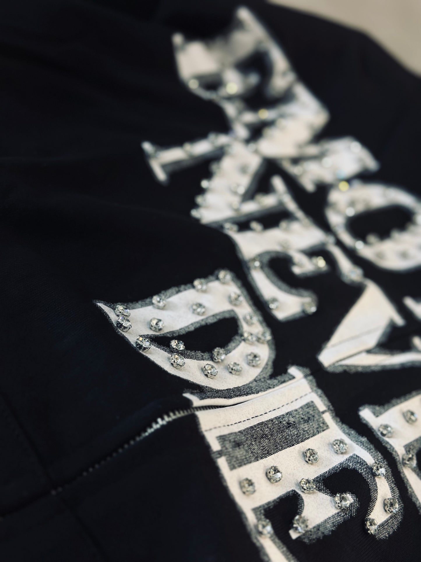 CHAQUETA EMO NEGRA RHINESTONE NEVER LOGO BLANCO