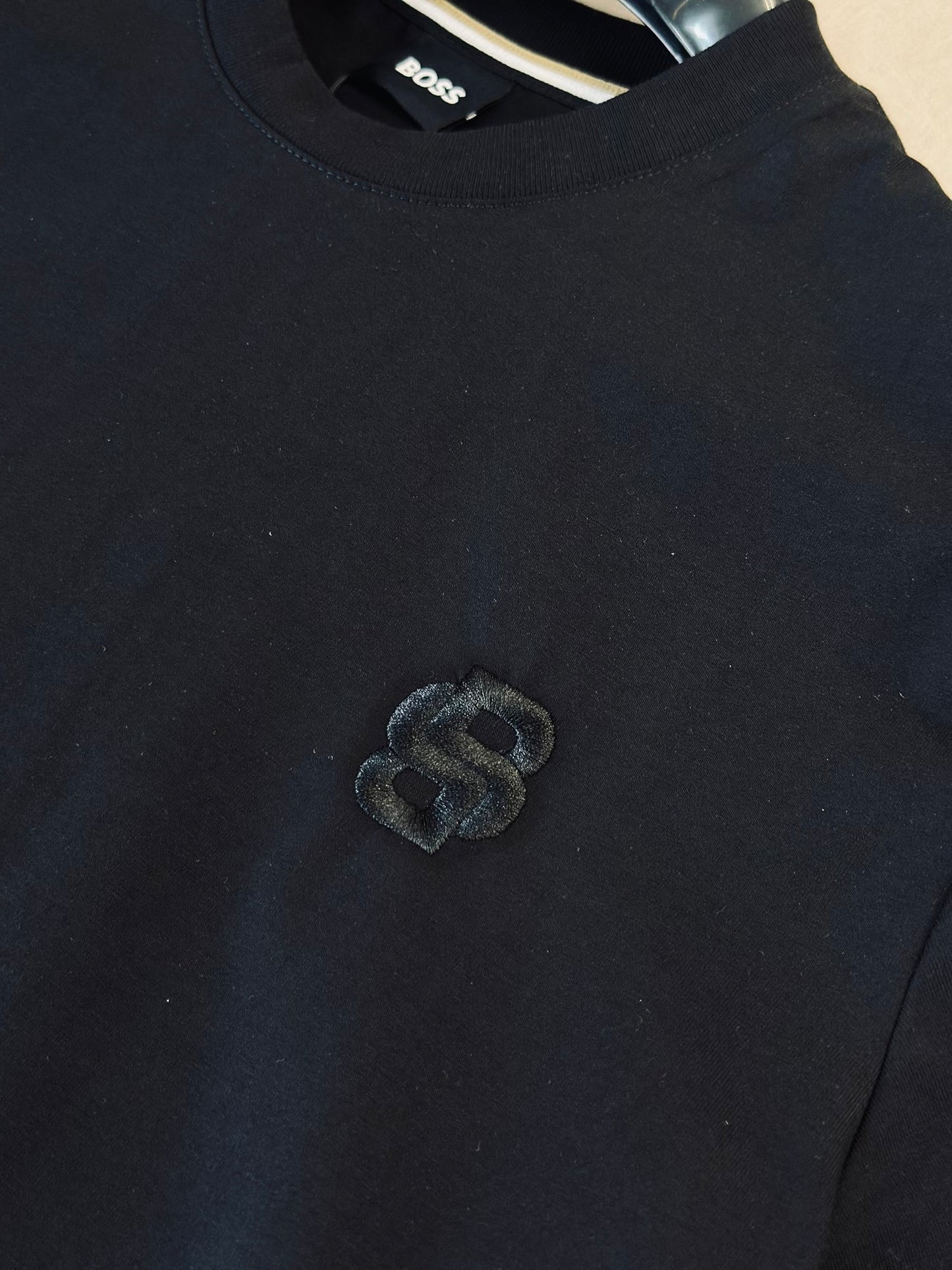CAMISETA SLIM BOS NEGRA BB CRUZADO
