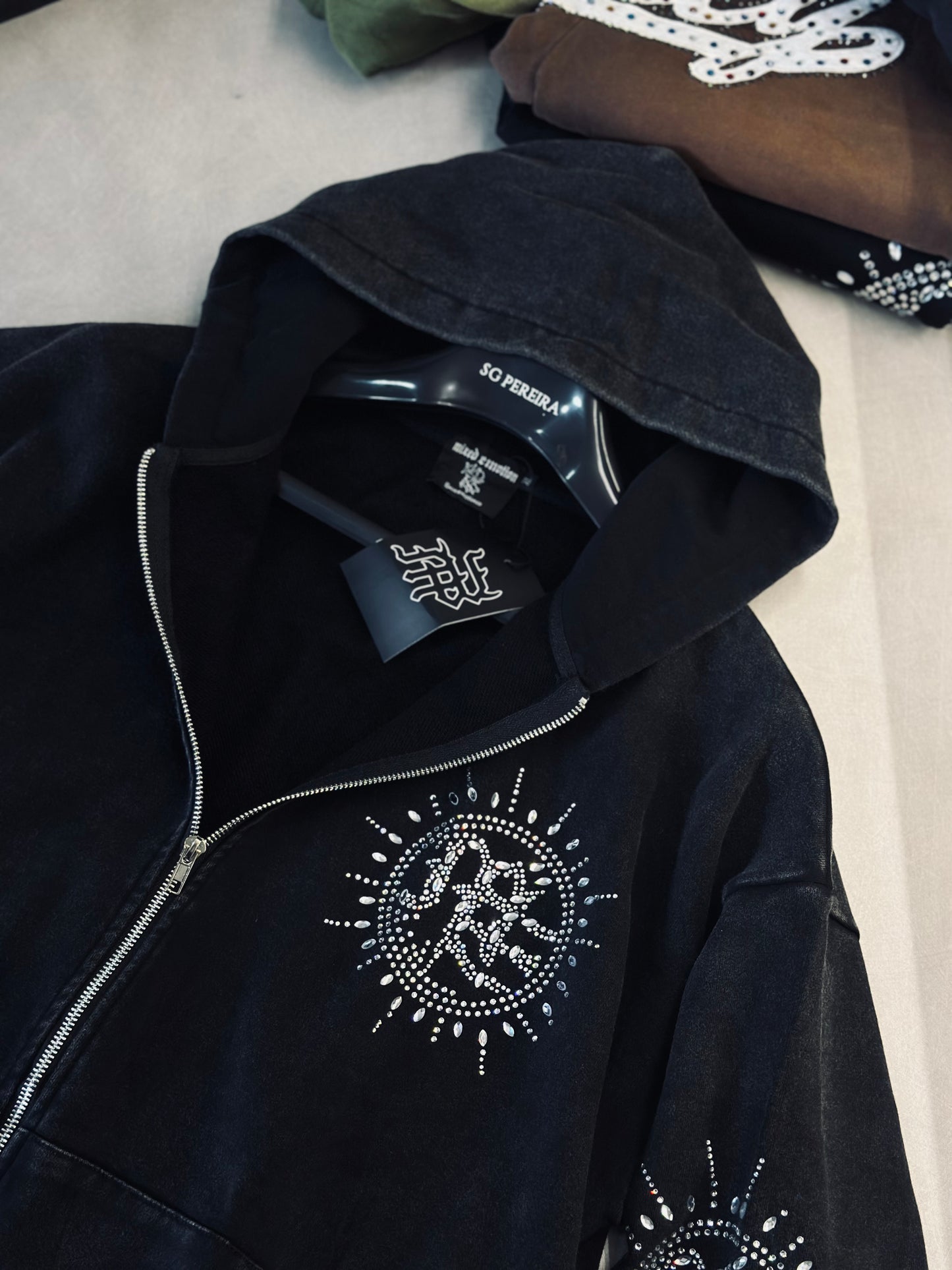 CHAQUETA EMO GRIS RHINESTONE SOL