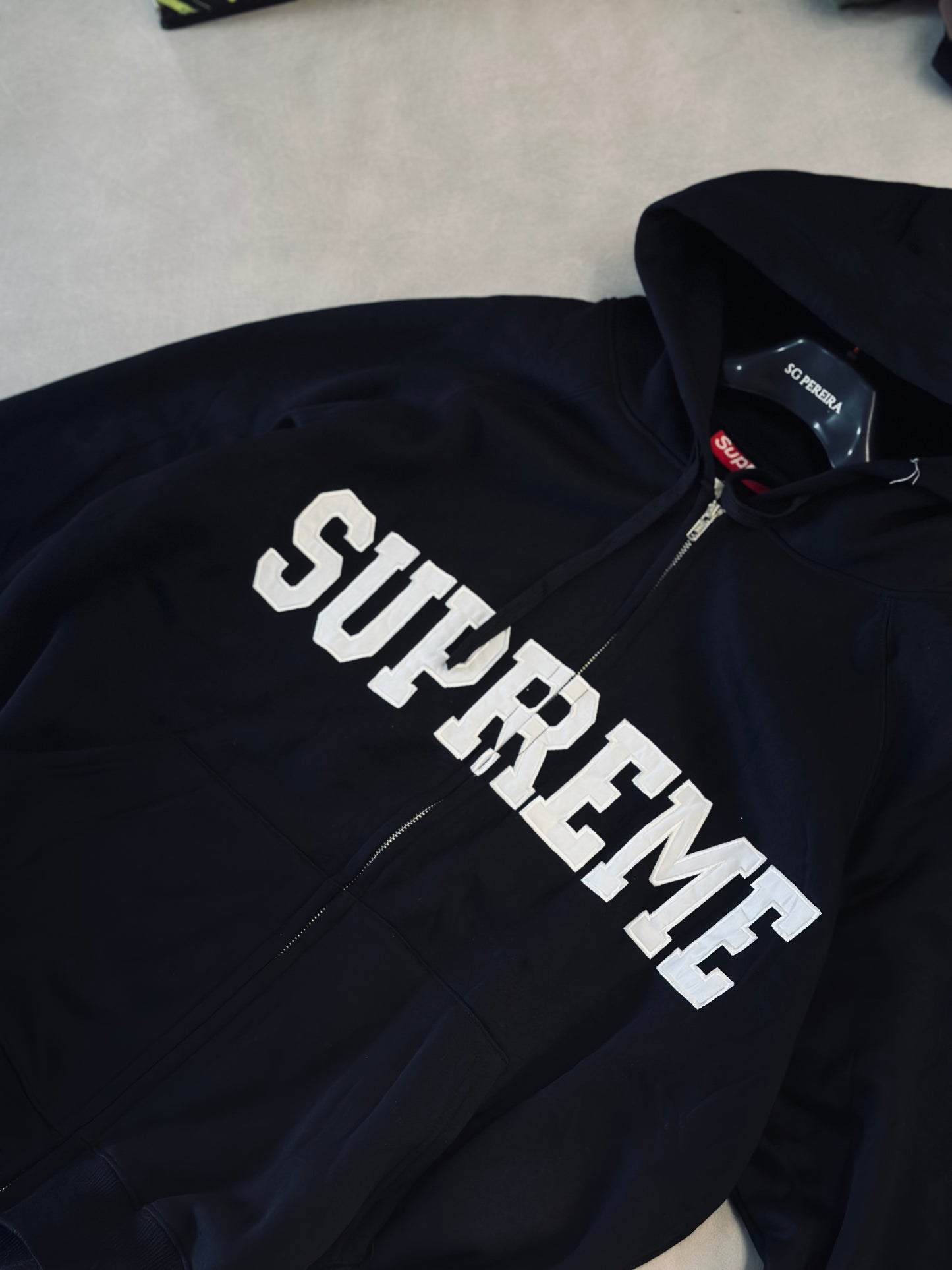 CHAQUETA SUP NEGRA LETRA SUP BLANCA