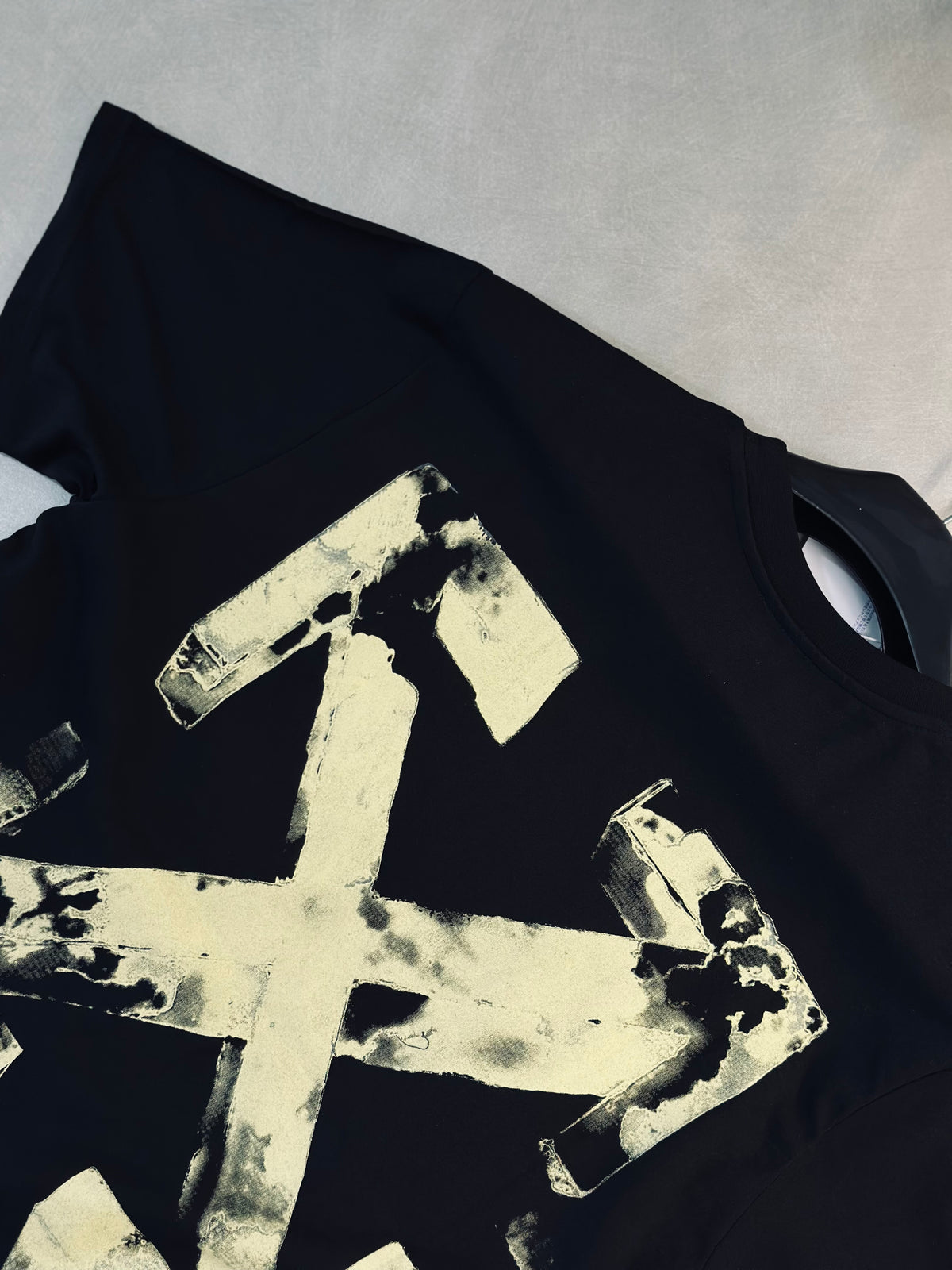 CAMISETA OVERSIZE OFF NEGRA "X" CAFÉ