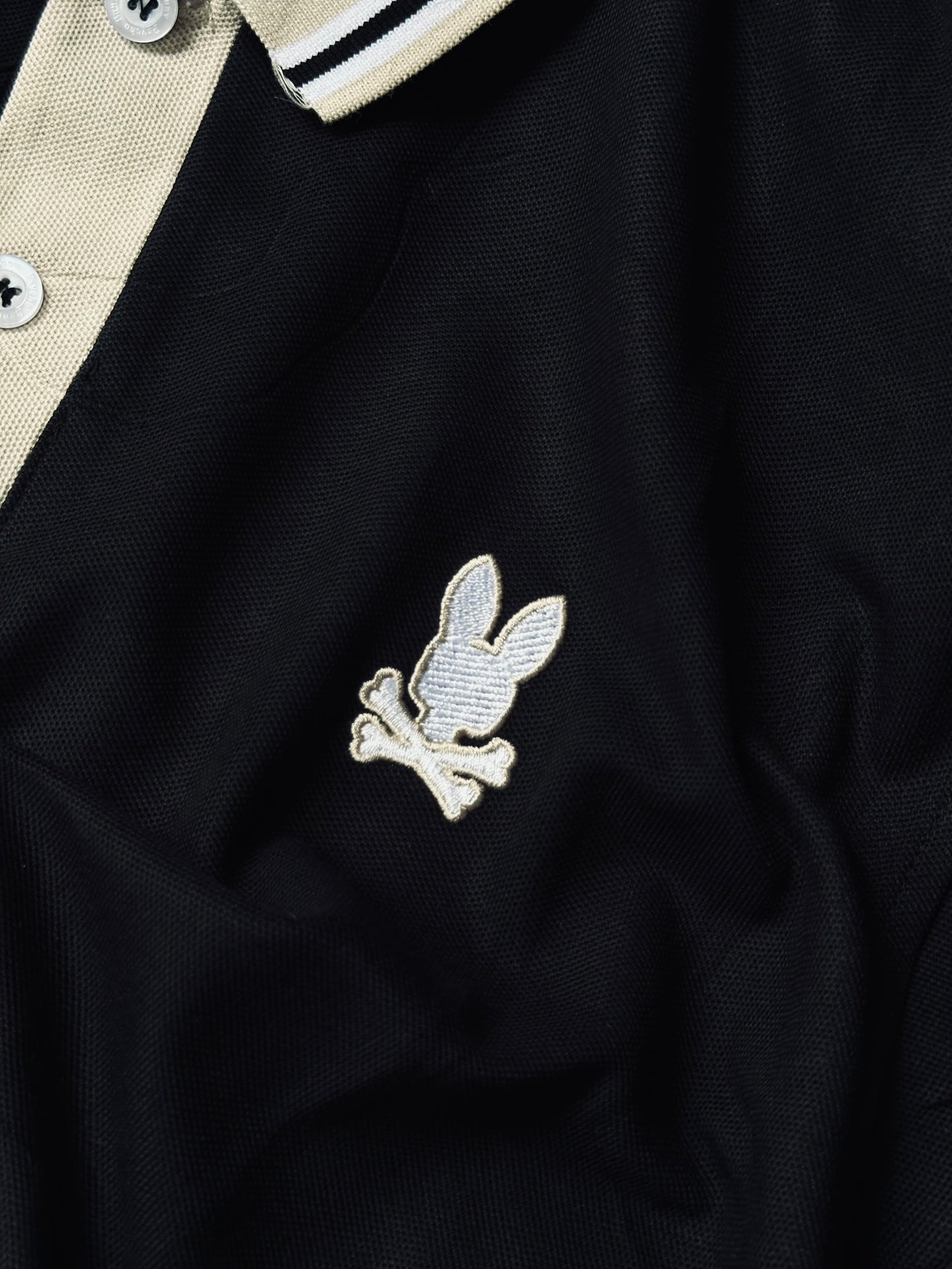CAMISETA POLO PSY NEGRA CUELLO BEIGE
