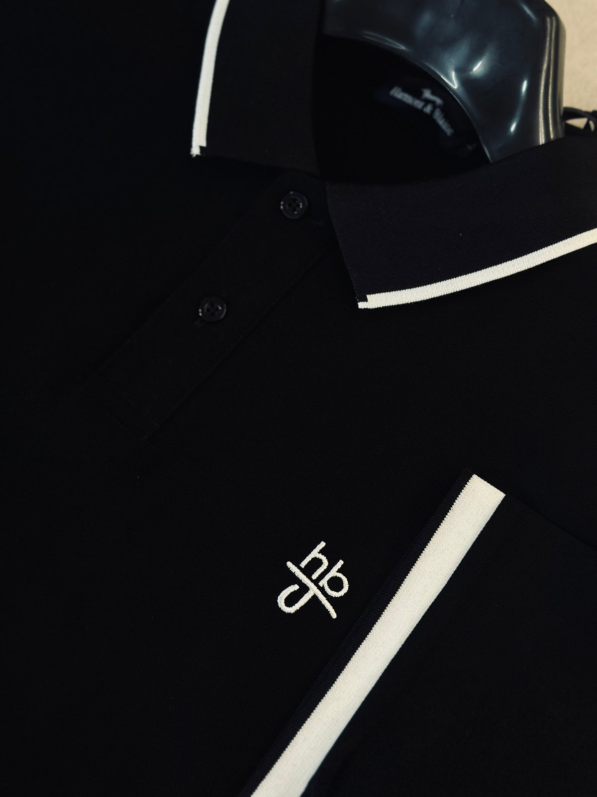 CAMISETA POLO HAR NEGRA HB TEJIDO BLANCO