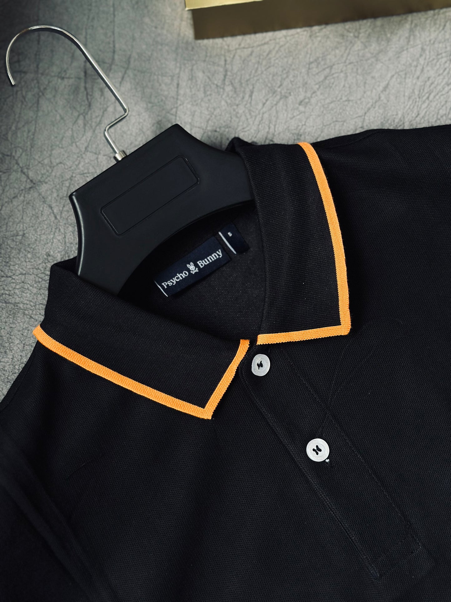 CAMISETA POLO PSY NEGRA BORDE NARANJA