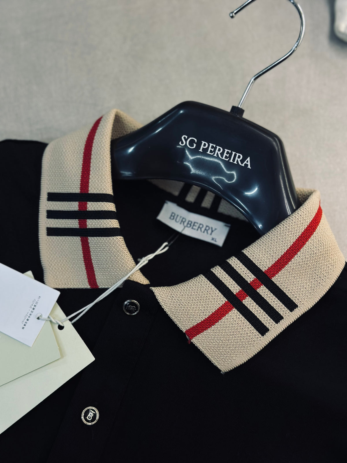 CAMISETA POLO BUR NEGRA DETALLE CUELLO