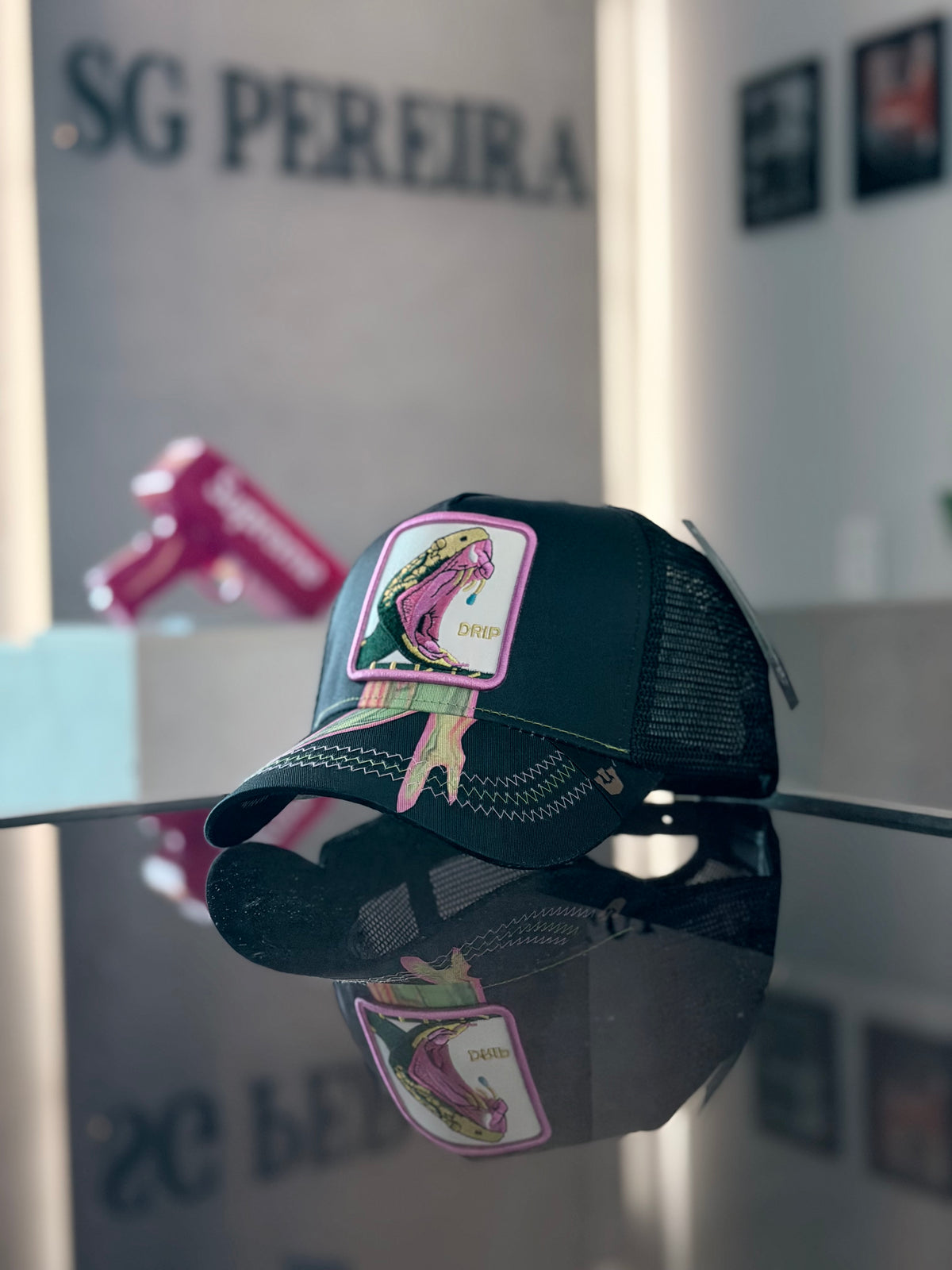 GORRA GOO NEGRA SERPIENTE BOCA