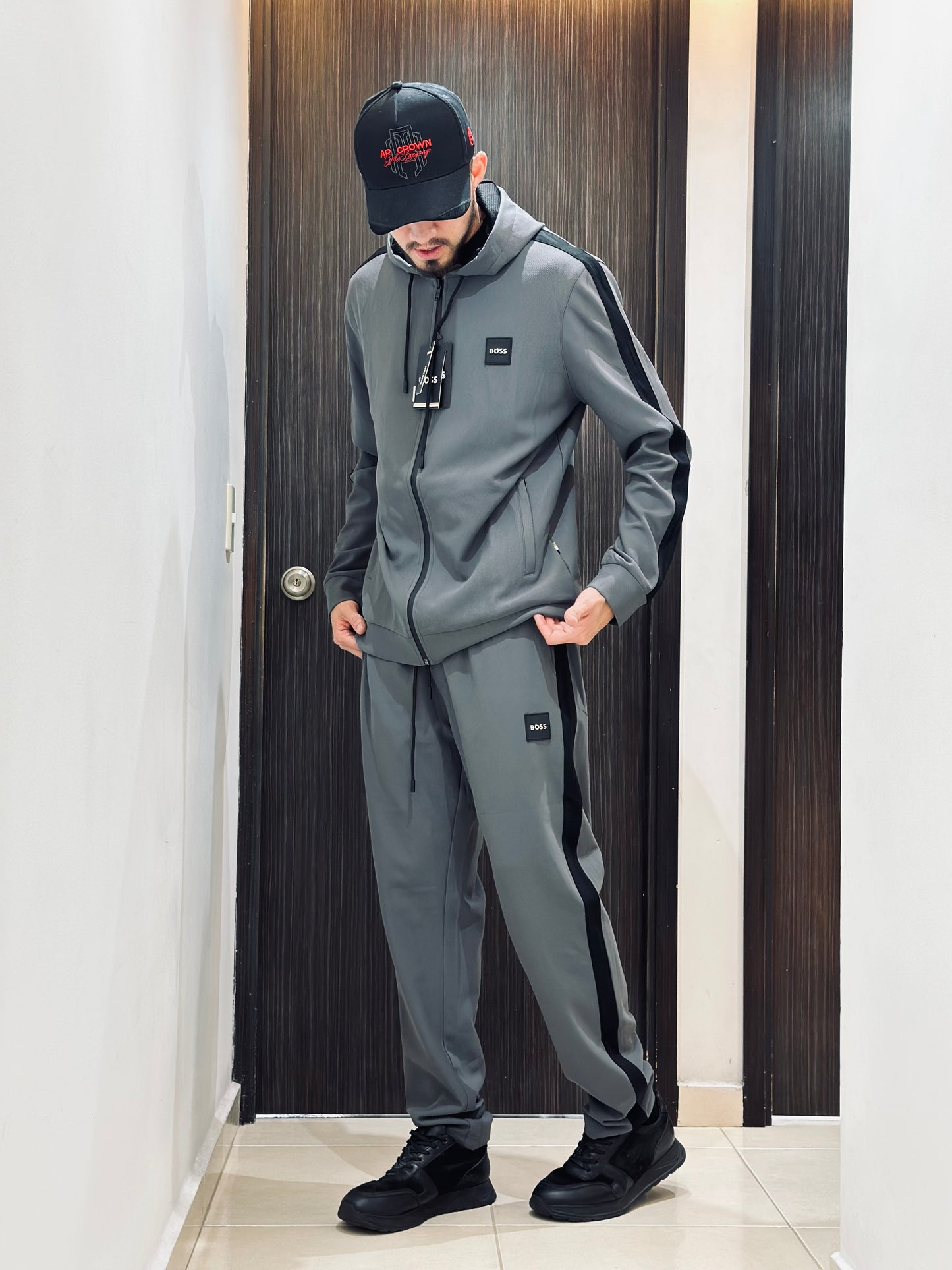 CONJUNTO DE LUJO HUG GRIS PLACA METALICA