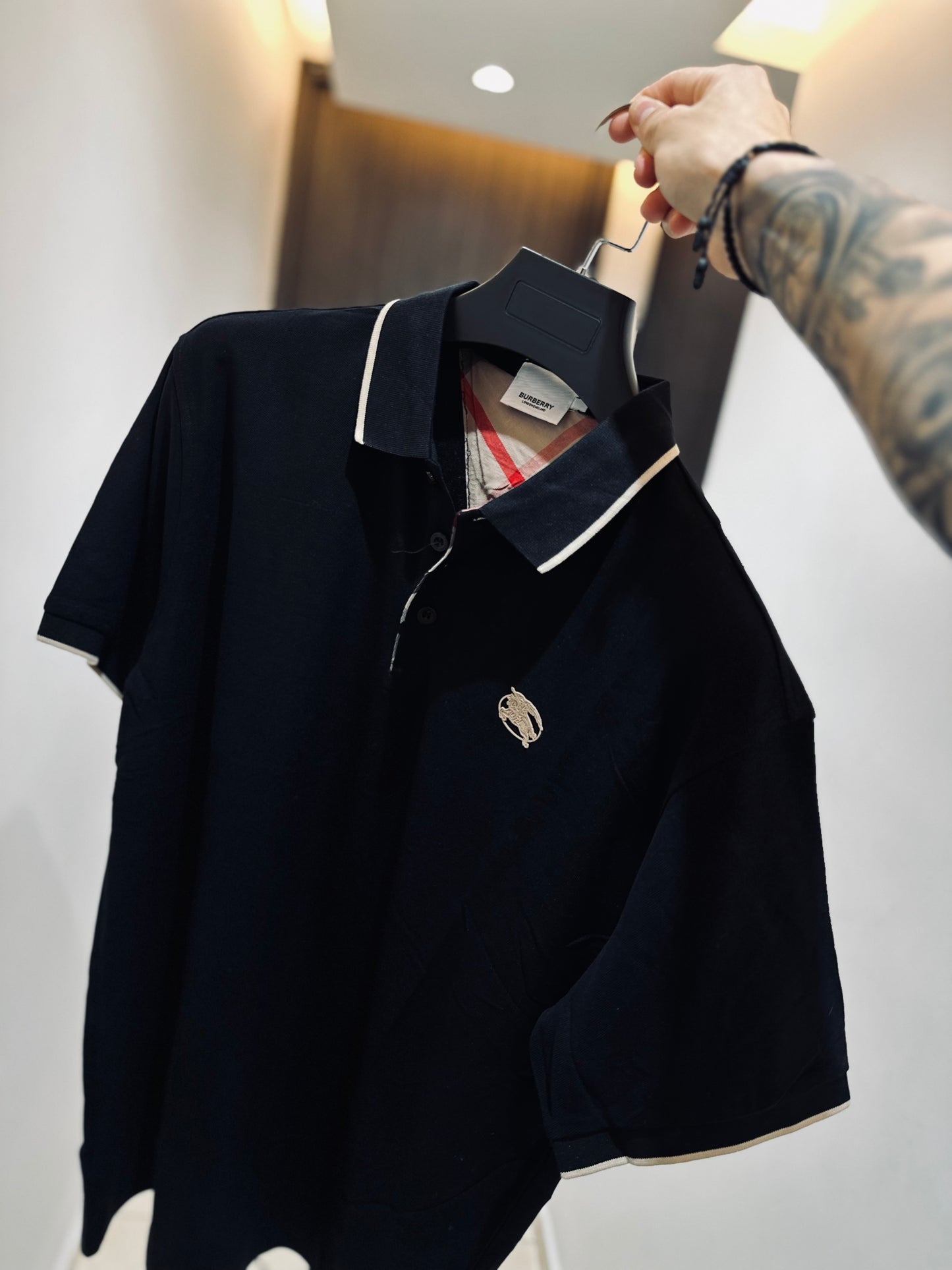 CAMISETA POLO BUR NEGRA LOGO GOMA