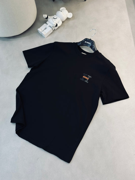 CAMISETA SEMI OVERSIZE HER NEGRA H CUERINA
